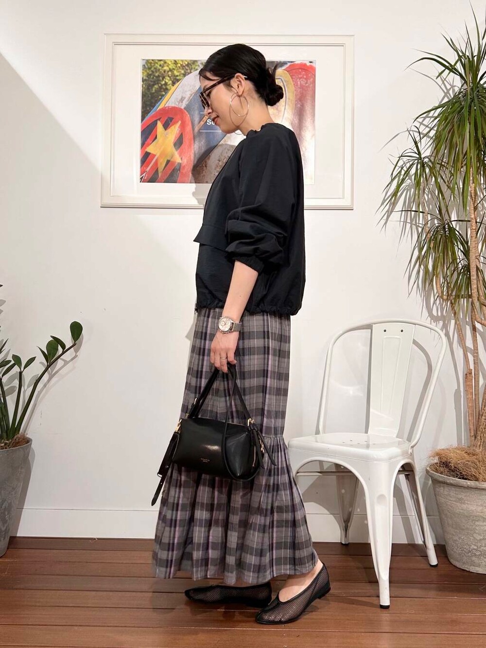 「シンプル、大人カジュアル、ママコーデ、アラフォーコーデ、楽ちん、30代コーデ、高身長、アラフォー、イエベ、骨格ナチュラル、ママの体型カバー_骨盤、ママの体型カバー、イエベ×骨格ナチュラル、春のジャケットコーデ」|「URBAN RESEARCHのambiguous Stretch Bustier(チューブトップ、レッド系)」を使った、横内さん(レディース・164cm)の春コーディネートの5枚目の写真