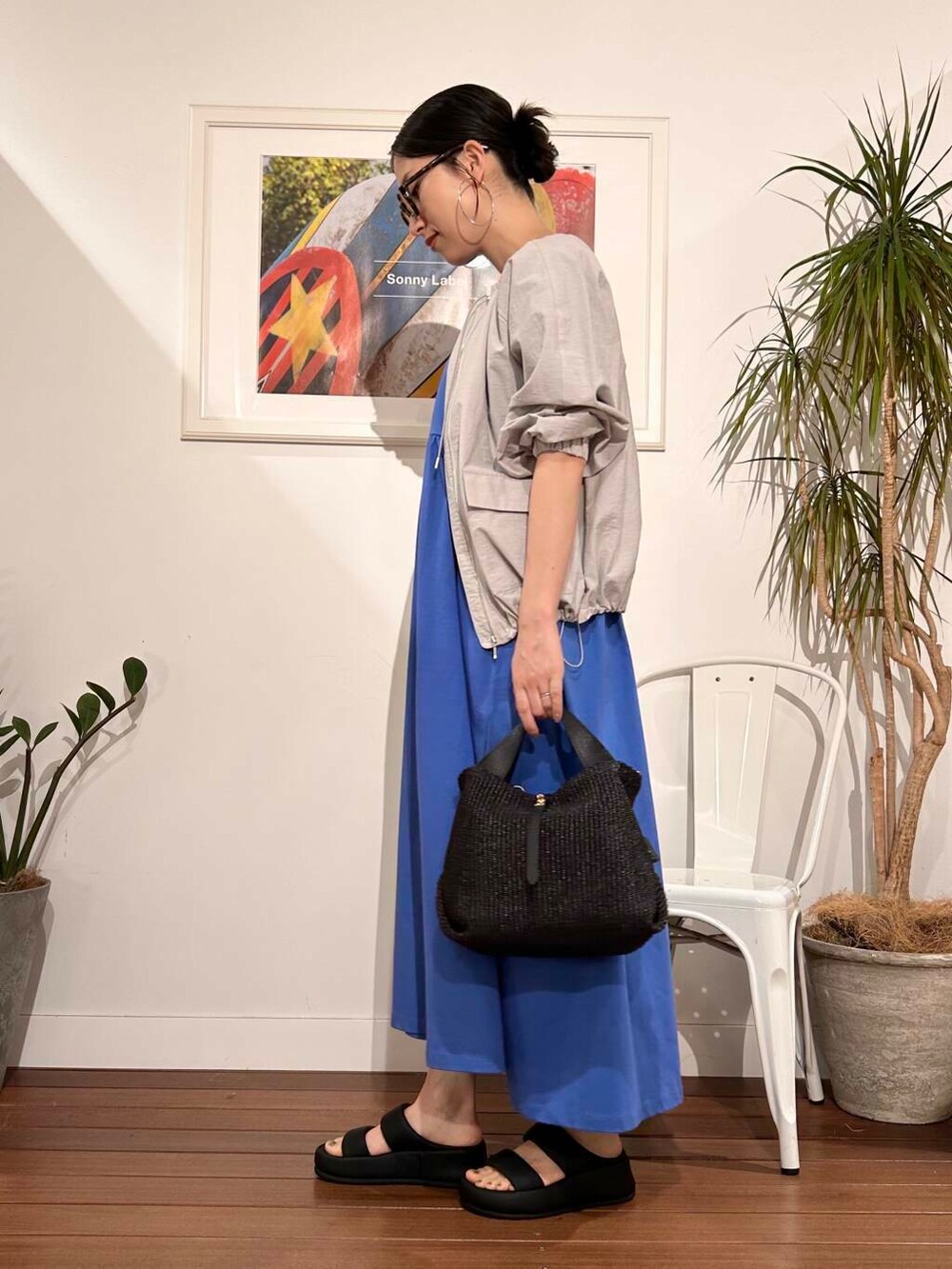 「シンプル、大人カジュアル、ママコーデ、アラフォーコーデ、楽ちん、30代コーデ、高身長、アラフォー、イエベ、骨格ナチュラル、ママの体型カバー_骨盤、ママの体型カバー、初夏のお出掛けコーデ、イエベ×骨格ナチュラル」｜「URBAN RESEARCH Sonny Labelのノーカラーギャザーブルゾン（ブルゾン、グレー系）」を使った、横内さん（レディース・164cm）の春コーディネートの4枚目の写真