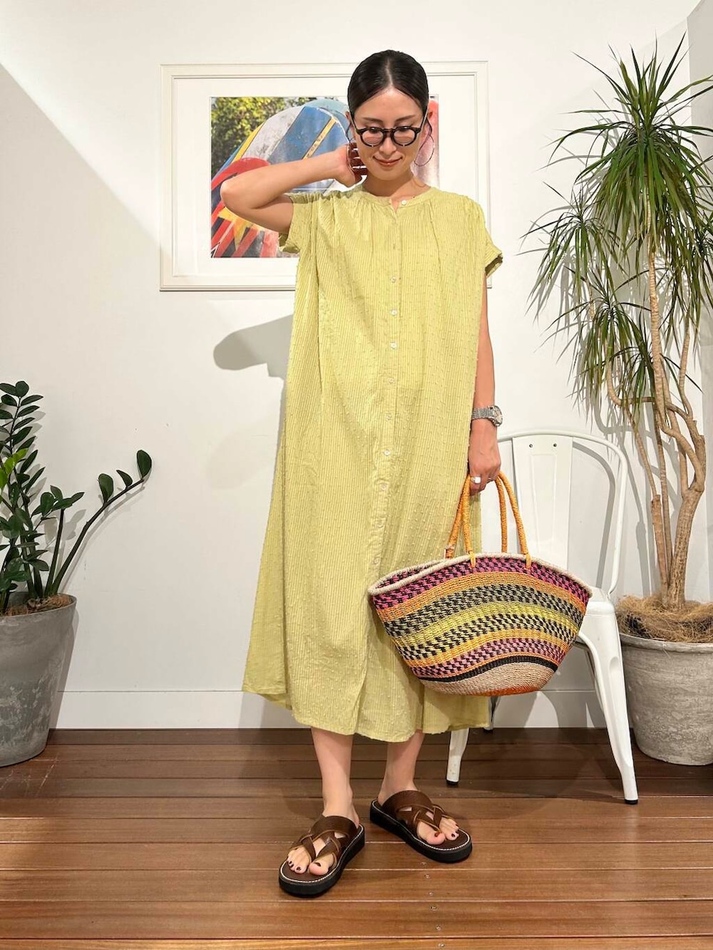 「ワンピース、ママコーデ、ナチュラル、アラフォーコーデ、30代、高身長×ワンピース」｜「The BagmatiのThe Bagmati　アバカカゴバッグ（かごバッグ、その他）」を使った、横内さん（レディース・164cm）の夏コーディネートの4枚目の写真