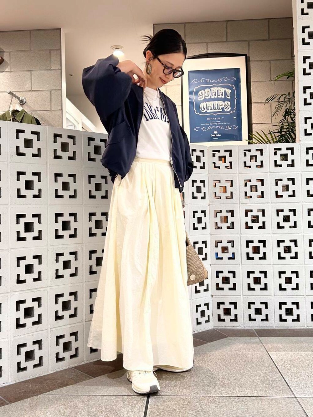 「シンプル、大人カジュアル、ママコーデ、アラフォーコーデ、楽ちん、30代コーデ、高身長、アラフォー、イエベ、骨格ナチュラル、ママの体型カバー_骨盤、ママの体型カバー、イエベ×骨格ナチュラル、春のジャケットコーデ」｜「URBAN RESEARCH Sonny Labelの『UR TECH』ボリュームスリーブブルゾン（ブルゾン、ブルー系）」を使った、横内さん（レディース・164cm）の春コーディネートの3枚目の写真