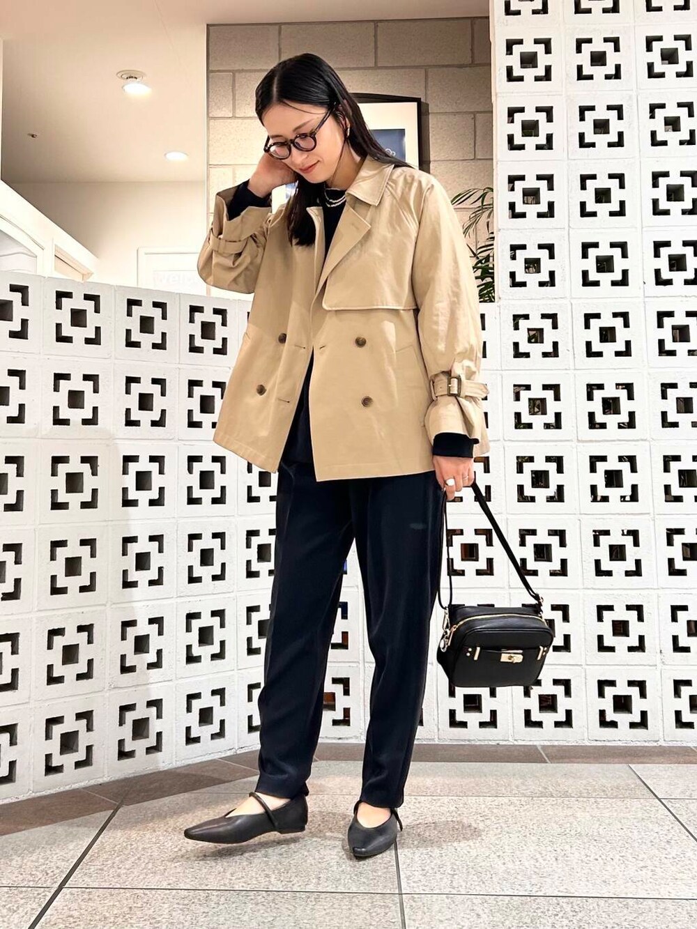 「シンプル、大人カジュアル、ママコーデ、セレモニースタイル、アラフォーコーデ、楽ちん、30代コーデ、高身長、アラフォー、イエベ、骨格ナチュラル、ママの体型カバー_骨盤、ママの体型カバー、ナチュラル×イエベ春、春アウターコーデ」|「URBAN RESEARCH DOORSのペプラムトップスセットアップ(セットアップ、ブルー系)」を使った、横内さん(レディース・164cm)の春コーディネートの2枚目の写真