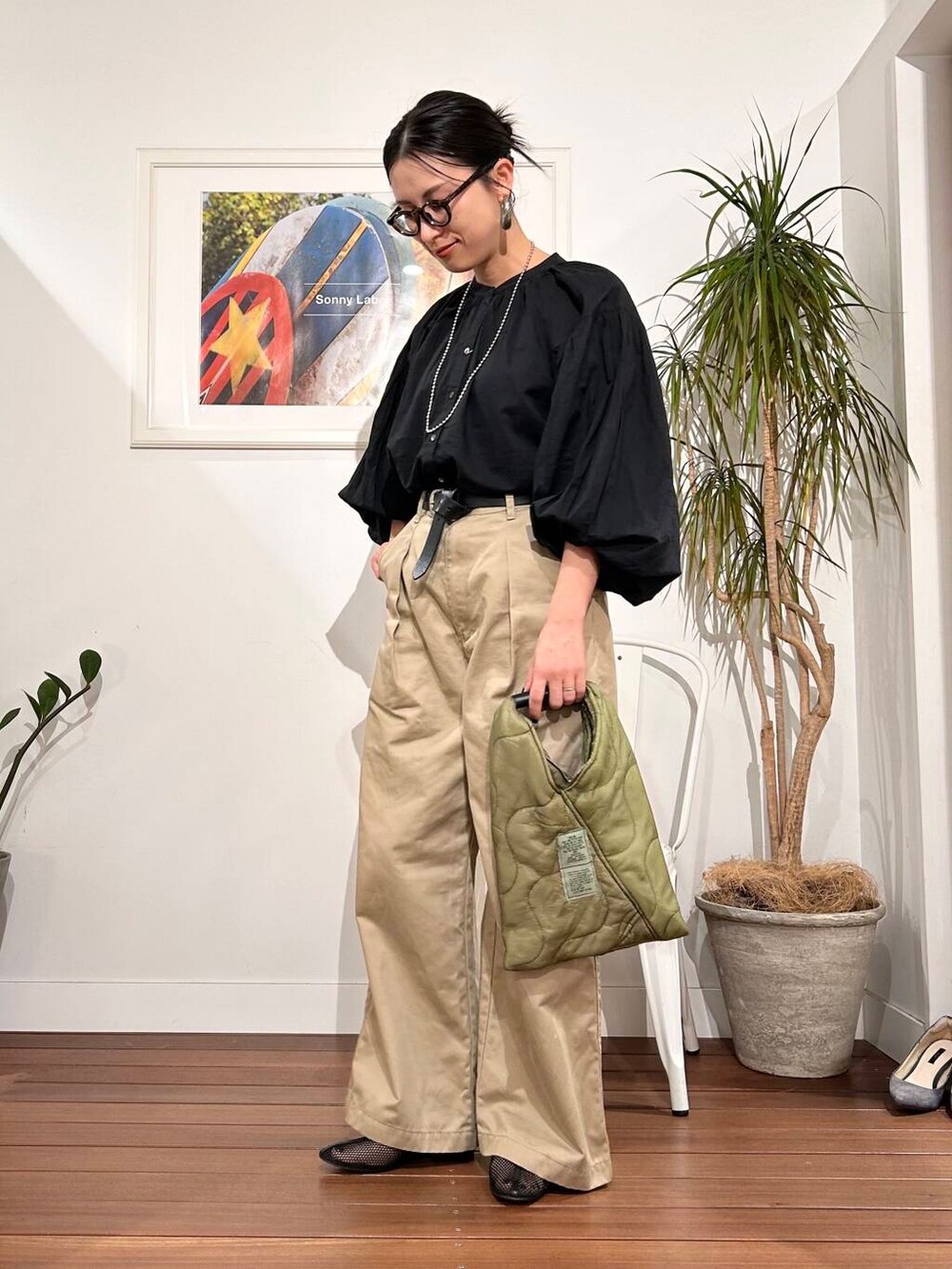 「シンプル、大人カジュアル、ママコーデ、アラフォーコーデ、楽ちん、30代コーデ、高身長、アラフォー、イエベ、骨格ナチュラル、ママの体型カバー_骨盤、ママの体型カバー、スタッフのこれ買いました、イエベ×骨格ナチュラル、ブラウスが主役の春コーデ」｜「URBAN RESEARCHの『別注』SHIOTA×URBAN RESEARCH　WIDE CINOH PANTS（その他パンツ、ベージュ系）」を使った、横内さん（レディース・164cm）の春コーディネートの4枚目の写真