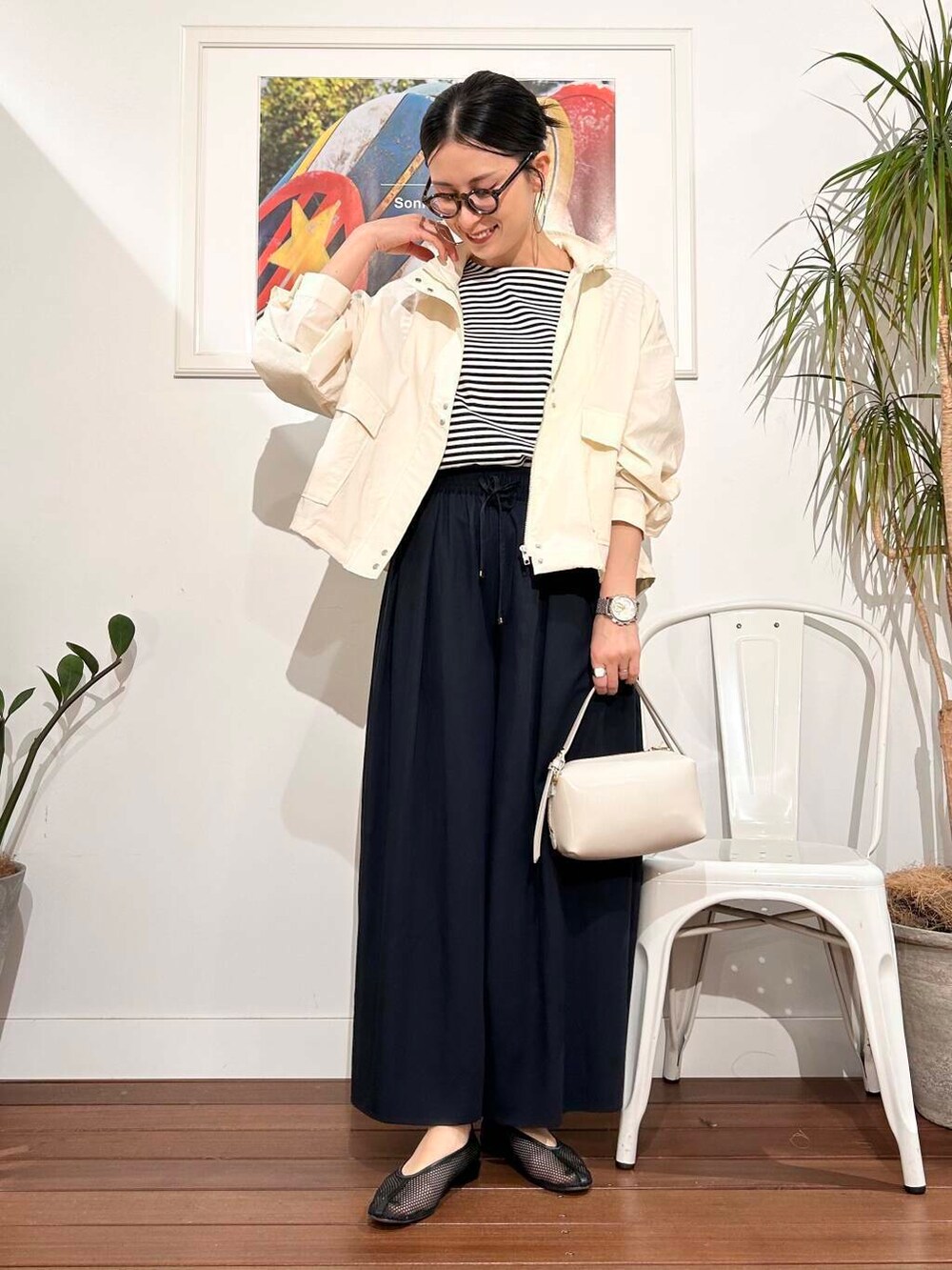 「シンプル、大人カジュアル、ママコーデ、アラフォーコーデ、楽ちん、30代コーデ、高身長、アラフォー、イエベ、骨格ナチュラル、ママの体型カバー_骨盤、ママの体型カバー、イエベ×骨格ナチュラル、春のジャケットコーデ」|「VIOLAd'OROのVIOLAd’ORO VOGUE V-1566(ハンドバッグ、ホワイト系)」を使った、横内さん(レディース・164cm)の春コーディネートの7枚目の写真