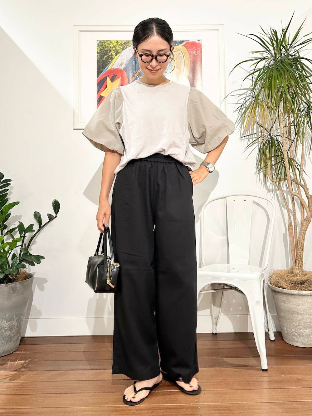 「デニム、ママコーデ、アラフォーコーデ、30代、40代、旅行コーデ、アラフォー、骨格ナチュラル、暑い、ナチュラル×高身長、夏の快適通勤コーデ、ナチュラル×きれいめ」|「VIOLAd'OROのVIOLAd’ORO VOGUE V-1566(ハンドバッグ、ブラック系)」を使った、横内さん(レディース・164cm)の夏コーディネートの4枚目の写真