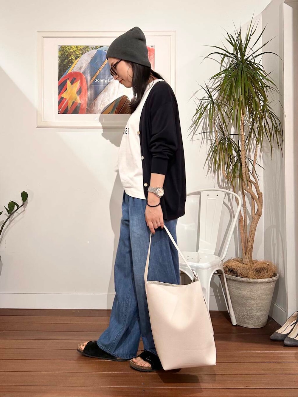 「シンプル、大人カジュアル、ママコーデ、アラフォーコーデ、楽ちん、30代コーデ、高身長、アラフォー、イエベ、骨格ナチュラル、ママの体型カバー_骨盤、ママの体型カバー、イエベ×骨格ナチュラル」|「URBAN RESEARCH Sonny Labelのワンハンドルバケツショルダーバッグ(ショルダーバッグ、ホワイト系)」を使った、横内さん(レディース・164cm)の春コーディネートの4枚目の写真