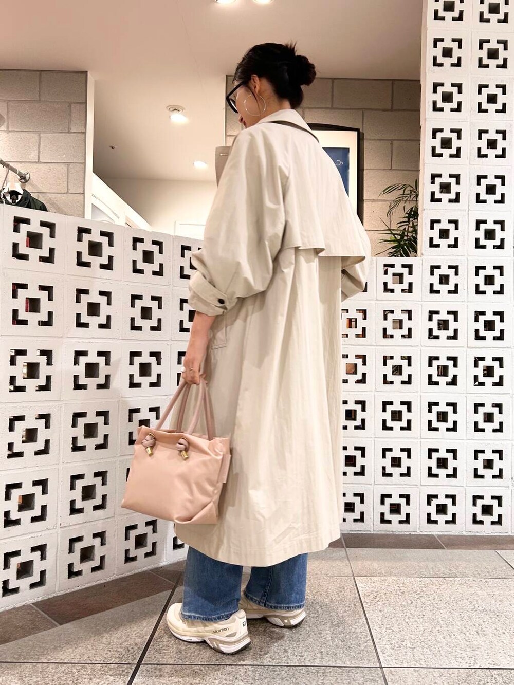「シンプル、大人カジュアル、デニム、ママコーデ、アラフォーコーデ、楽ちん、30代コーデ、高身長、アラフォー、骨格ナチュラル、ママの体型カバー_骨盤、ママの体型カバー、高身長オススメアウター、先取り春色トップスコーデ、イエベ×骨格ナチュラル」｜「VIOLAd'OROのVIOLAd’ORO　BIANCA V-2174（トートバッグ、ピンク系）」を使った、横内さん（レディース・164cm）の冬コーディネートの3枚目の写真