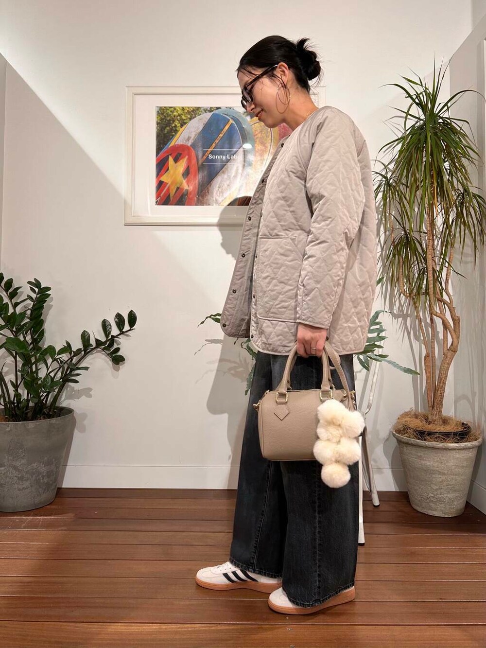 「シンプル、大人カジュアル、デニム、ママコーデ、春アウター、アラフォーコーデ、楽ちん、30代コーデ、高身長、アラフォー、イエベ、骨格ナチュラル、ママの体型カバー_骨盤、ママの体型カバー、高身長オススメアウター」|「AULENTTIのAULENTTI ミニボストンバッグ(ボストンバッグ、ベージュ系)」を使った、横内さん(レディース・164cm)の冬コーディネートの5枚目の写真