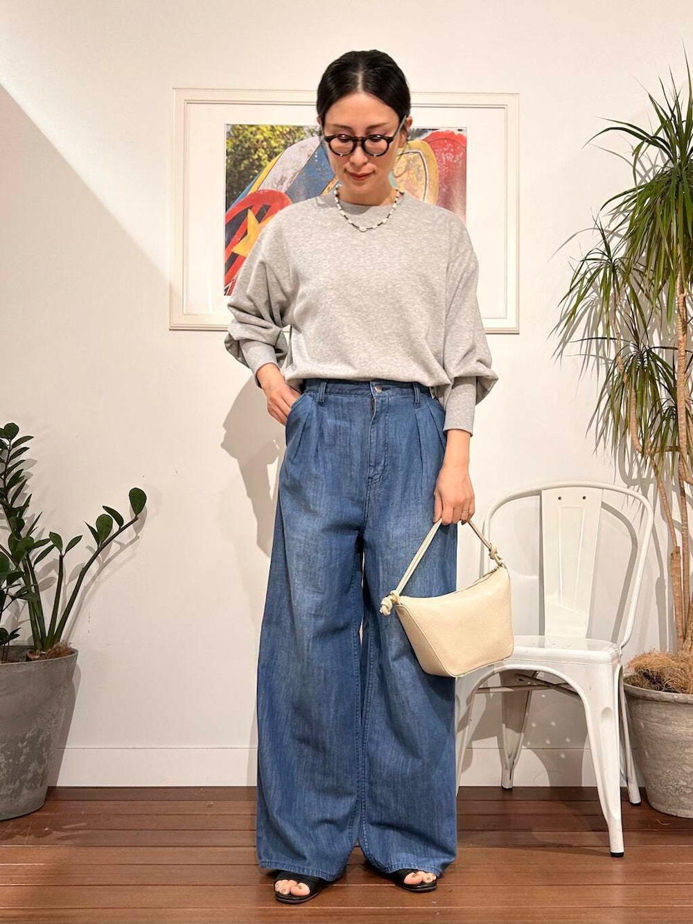 「シンプル、大人カジュアル、ママコーデ、アラフォーコーデ、楽ちん、30代コーデ、高身長、アラフォー、イエベ、骨格ナチュラル、ママの体型カバー_骨盤、ママの体型カバー、初夏のお出掛けコーデ、イエベ×骨格ナチュラル」｜「AULENTTIのAULENTTI　2WAYショルダーバッグ（ショルダーバッグ、ホワイト系）」を使った、横内さん（レディース・164cm）の春コーディネートの7枚目の写真