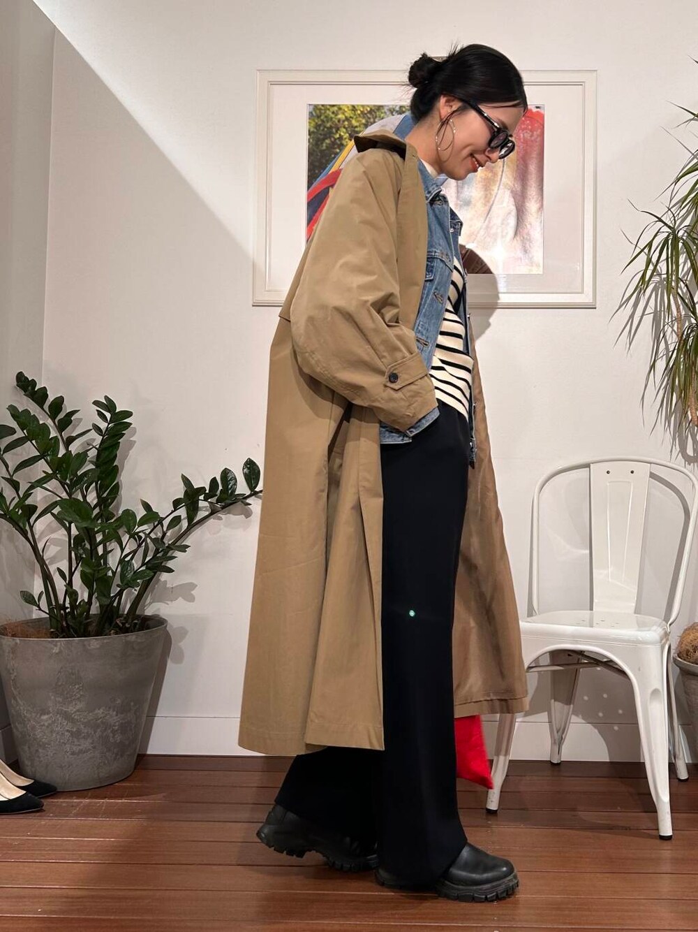 「シンプル、大人カジュアル、ママコーデ、シンプルコーデ、アラフォーコーデ、楽ちん、30代コーデ、高身長、アラフォー、イエベ、骨格ナチュラル、ママの体型カバー_骨盤、ママの体型カバー、高身長オススメアウター、最旬アウターコーデ」|「URBAN RESEARCH Sonny LabelのI LOVE YOU TOTEBAG(トートバッグ、レッド系)」を使った、横内さん(レディース・164cm)の冬コーディネートの4枚目の写真