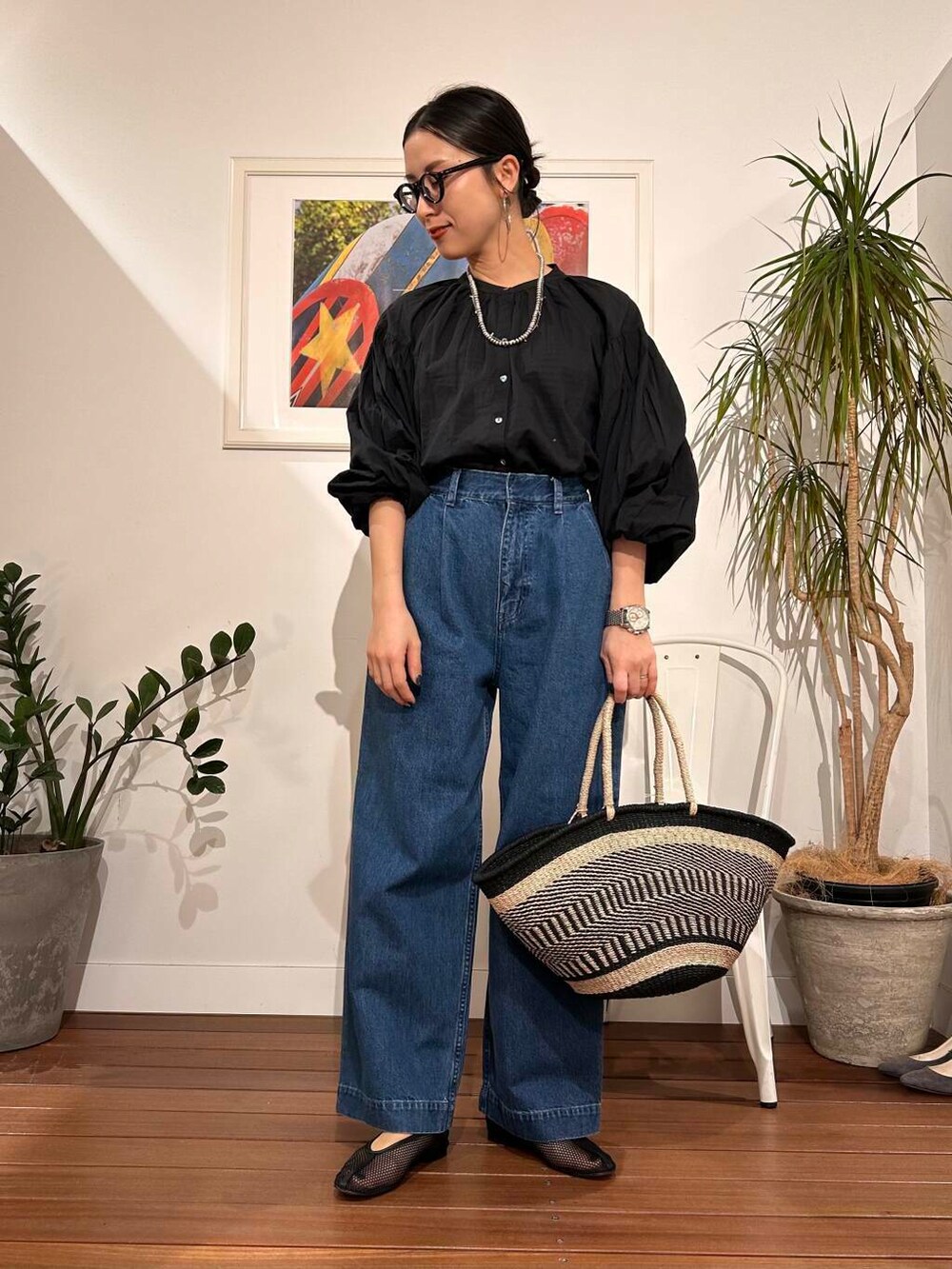 「シンプル、大人カジュアル、ママコーデ、アラフォーコーデ、楽ちん、30代コーデ、高身長、アラフォー、イエベ、骨格ナチュラル、ママの体型カバー_骨盤、ママの体型カバー、ナチュラル×イエベ春、イエベ×骨格ナチュラル、ブラウスが主役の春コーデ」｜「REMMEのREMME　メッシュフラットシューズ（その他シューズ、ブラック系）」を使った、横内さん（レディース・164cm）の春コーディネートの6枚目の写真