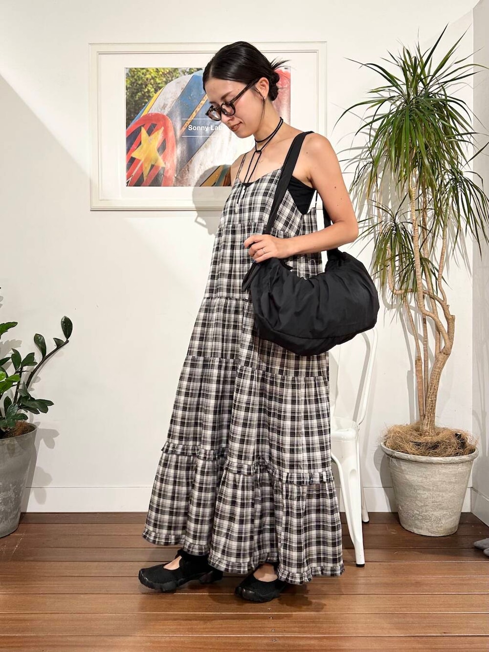 「ワンピース、ママコーデ、アラフォーコーデ、30代、40代、旅行コーデ、アラフォー、骨格ナチュラル、暑い、ナチュラル×高身長、ナチュラル×きれいめ、高身長×ワンピース」｜「URBAN RESEARCH Sonny Labelの2WAYリボンショルダーバッグ（ショルダーバッグ、ブラック系）」を使った、横内さん（レディース・164cm）の夏コーディネートの5枚目の写真