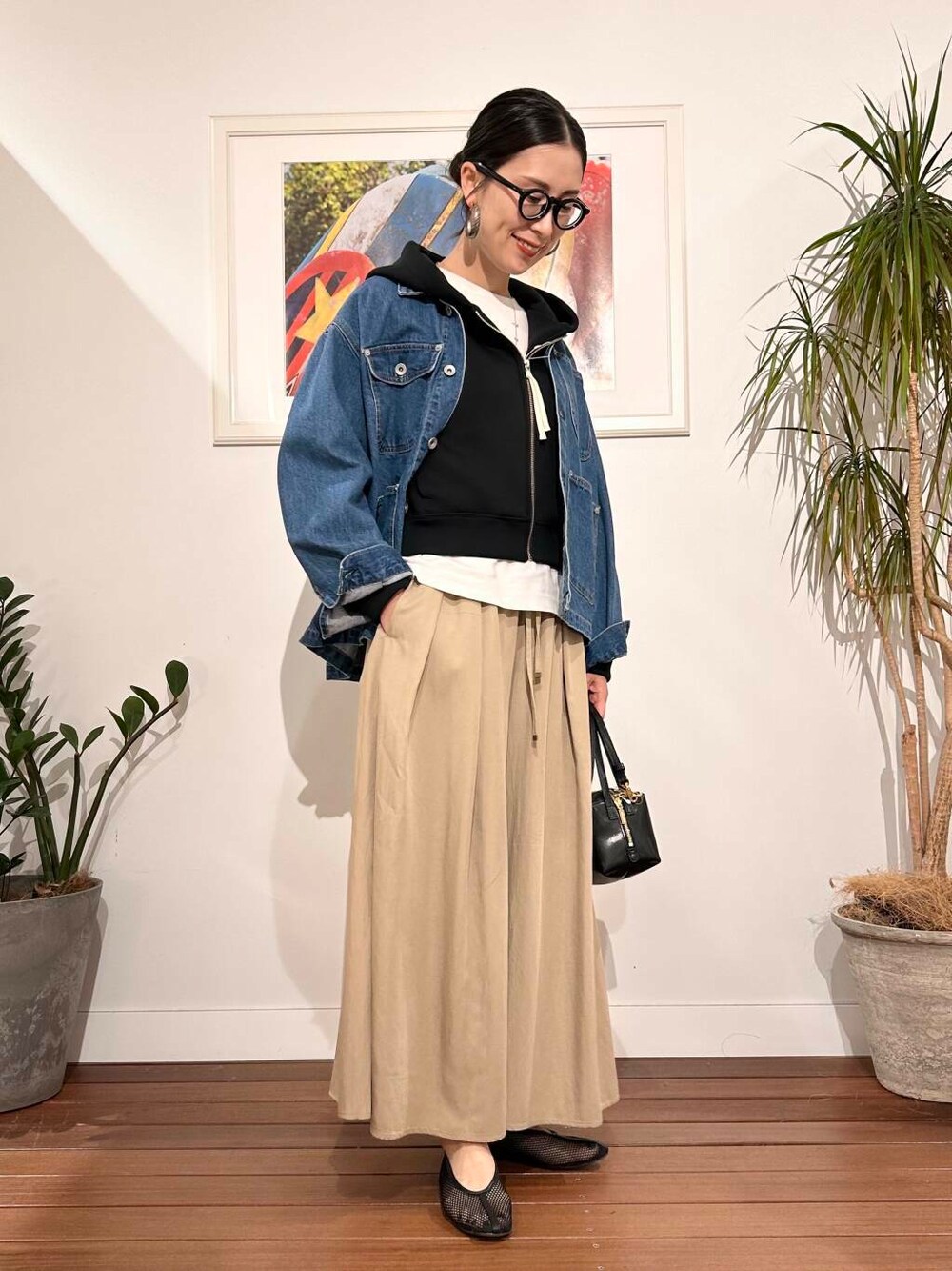 「シンプル、大人カジュアル、ママコーデ、アラフォーコーデ、楽ちん、30代コーデ、高身長、アラフォー、イエベ、骨格ナチュラル、ママの体型カバー_骨盤、ママの体型カバー、イエベ×骨格ナチュラル、春のジャケットコーデ」|「VIOLAd'OROのVIOLAd’ORO VOGUE V-1566(ハンドバッグ、ブラック系)」を使った、横内さん(レディース・164cm)の春コーディネートの2枚目の写真