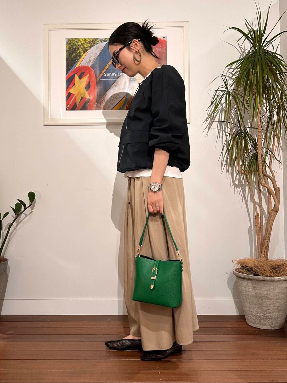 「シンプル、大人カジュアル、ママコーデ、アラフォーコーデ、楽ちん、30代コーデ、高身長、アラフォー、イエベ、骨格ナチュラル、ママの体型カバー_骨盤、ママの体型カバー、イエベ×骨格ナチュラル、春のジャケットコーデ」|「AULENTTIのAULENTTI 2WAYバケツ型ショルダーバッグ(ショルダーバッグ、グリーン系)」を使った、横内さん(レディース・164cm)の春コーディネートの7枚目の写真