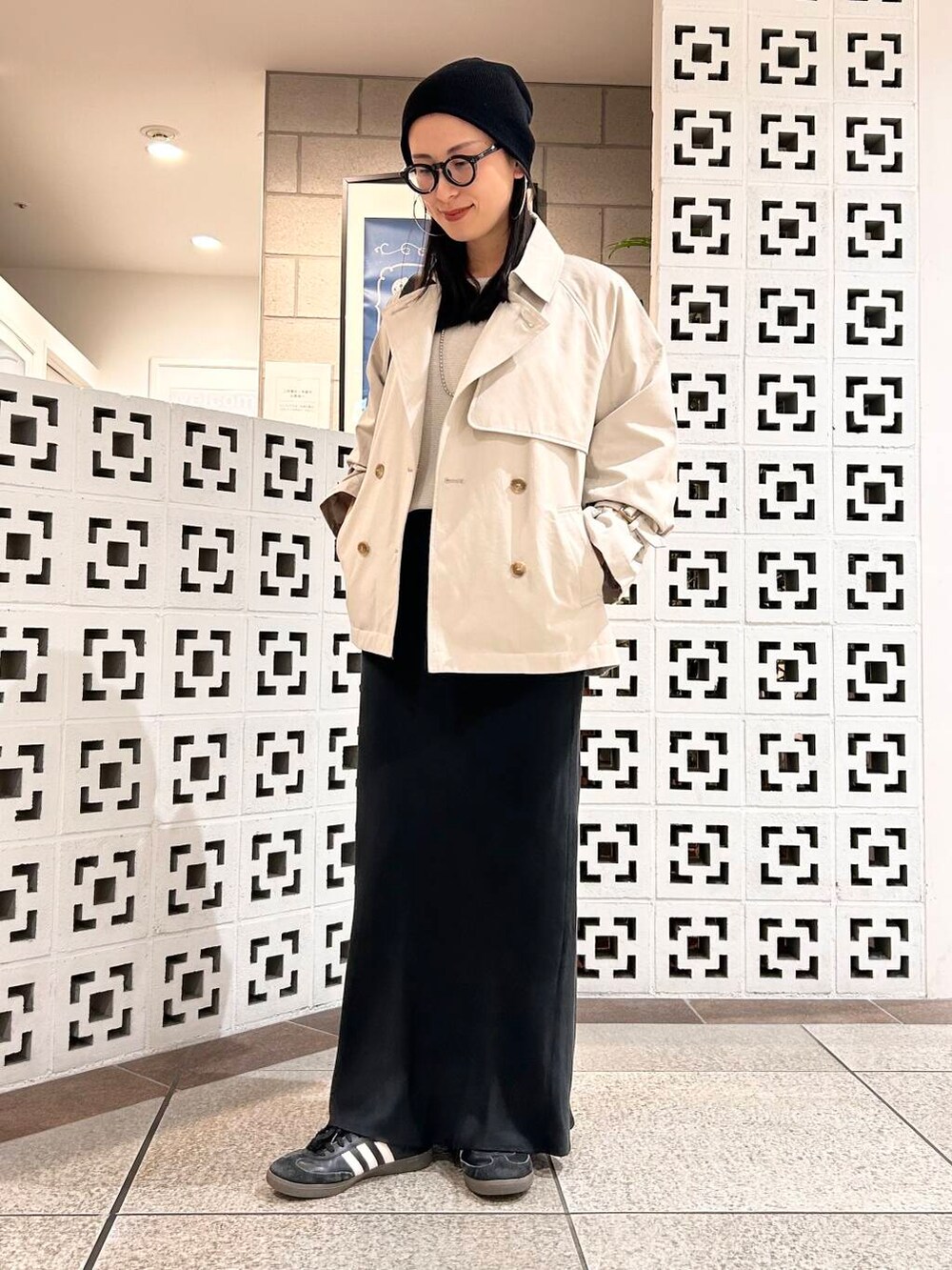 「シンプル、大人カジュアル、ママコーデ、アラフォーコーデ、楽ちん、30代コーデ、高身長、アラフォー、イエベ、骨格ナチュラル、ママの体型カバー_骨盤、ママの体型カバー、イエベ×骨格ナチュラル、春のジャケットコーデ」｜「URBAN RESEARCH Sonny Labelのワンハンドルバケツショルダーバッグ（ショルダーバッグ、ブラック系）」を使った、横内さん（レディース・164cm）の春コーディネートの2枚目の写真