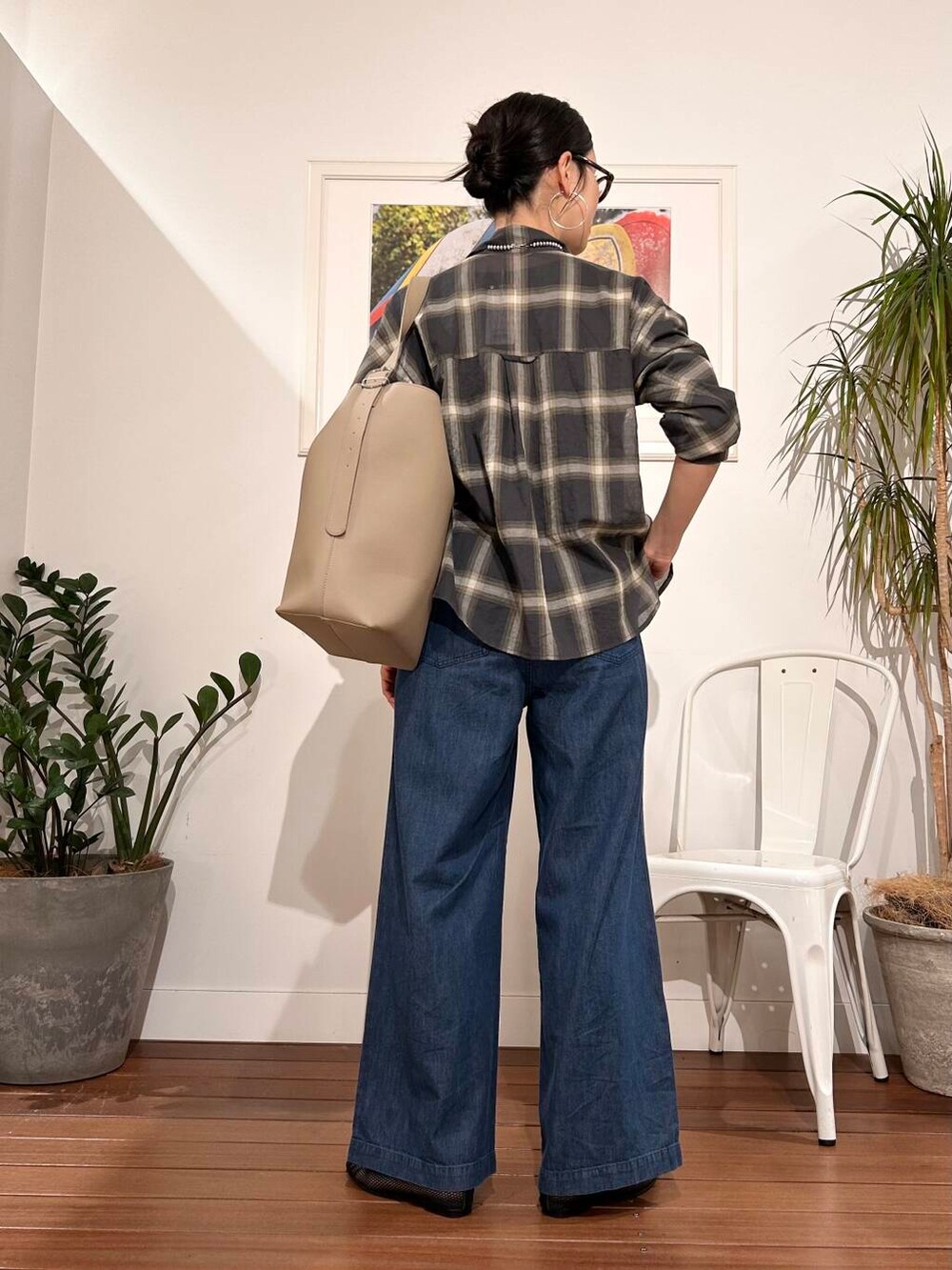「シンプル、大人カジュアル、ママコーデ、アラフォーコーデ、楽ちん、30代コーデ、高身長、アラフォー、イエベ、春カラーコーデ、骨格ナチュラル、ママの体型カバー_骨盤、ママの体型カバー、イエベ×骨格ナチュラル」|「REMMEのREMME メッシュフラットシューズ(その他シューズ、ブラック系)」を使った、横内さん(レディース・164cm)の春コーディネートの5枚目の写真