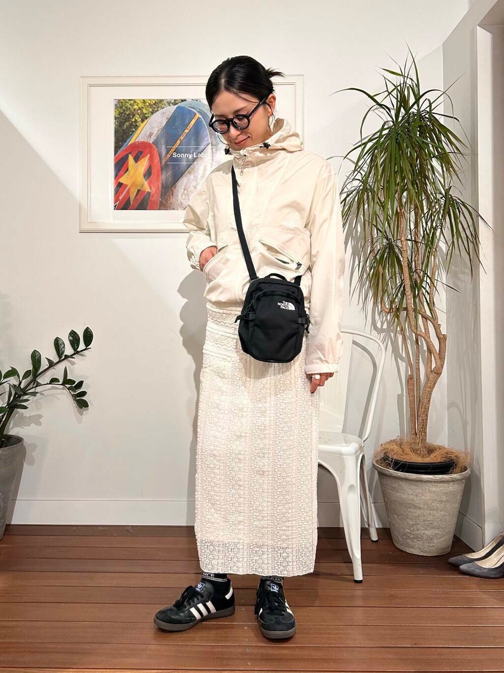 「シンプル、大人カジュアル、ママコーデ、アラフォーコーデ、ノースフェイス、楽ちん、30代コーデ、高身長、アラフォー、イエベ、骨格ナチュラル、ママの体型カバー_骨盤、ママの体型カバー、春アウターコーデ、イエベ×骨格ナチュラル」｜「THE NORTH FACEのTHE NORTH FACE　Short Compact Jacket（ナイロンジャケット、ホワイト系）」を使った、横内さん（レディース・164cm）の春コーディネートの4枚目の写真