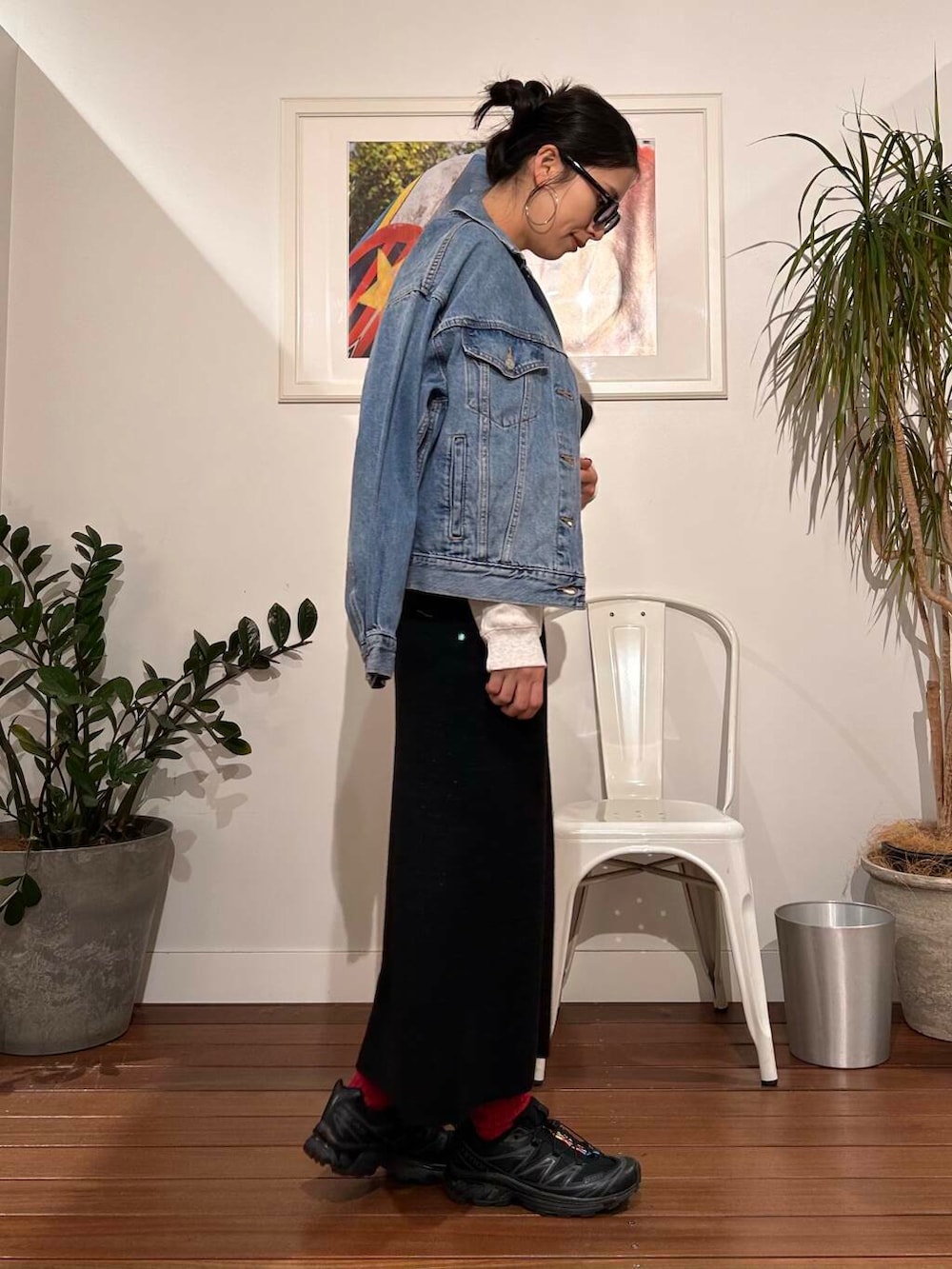 ブラック系のスカート、ブルー系のデニムジャケット、グレー系のスウェットを着用したレディースの冬コーディネートの3枚目の写真