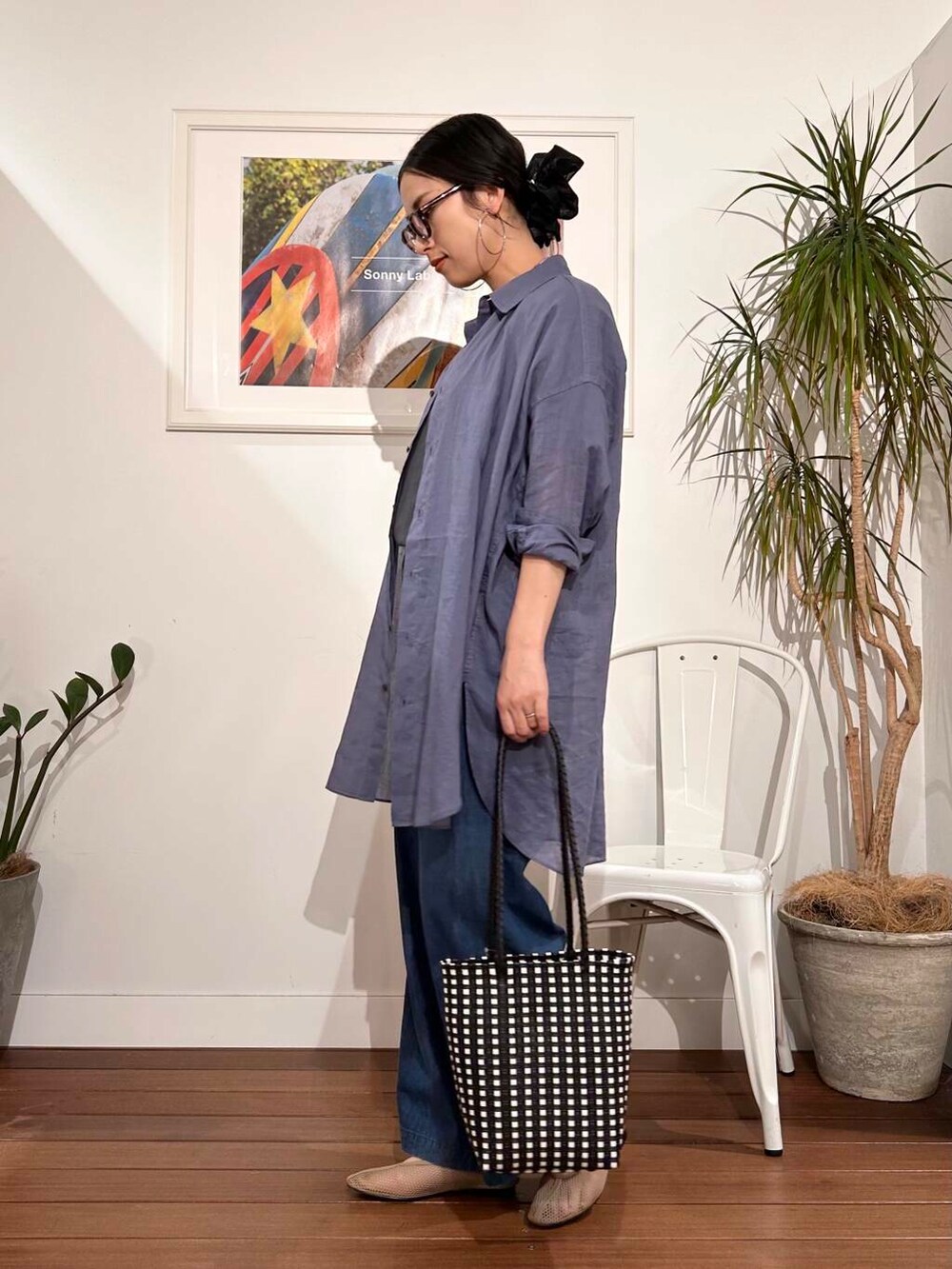 「シンプル、大人カジュアル、ママコーデ、アラフォーコーデ、30代、楽ちん、30代コーデ、高身長、アラフォー、紫外線対策、イエベ、骨格ナチュラル、ママの体型カバー_骨盤、ママの体型カバー、イエベ×骨格ナチュラル」｜「URBAN RESEARCH DOORSのラミーコットンビックシャツ（シャツ/ブラウス、ブルー系）」を使った、横内さん（レディース・164cm）の春コーディネートの5枚目の写真