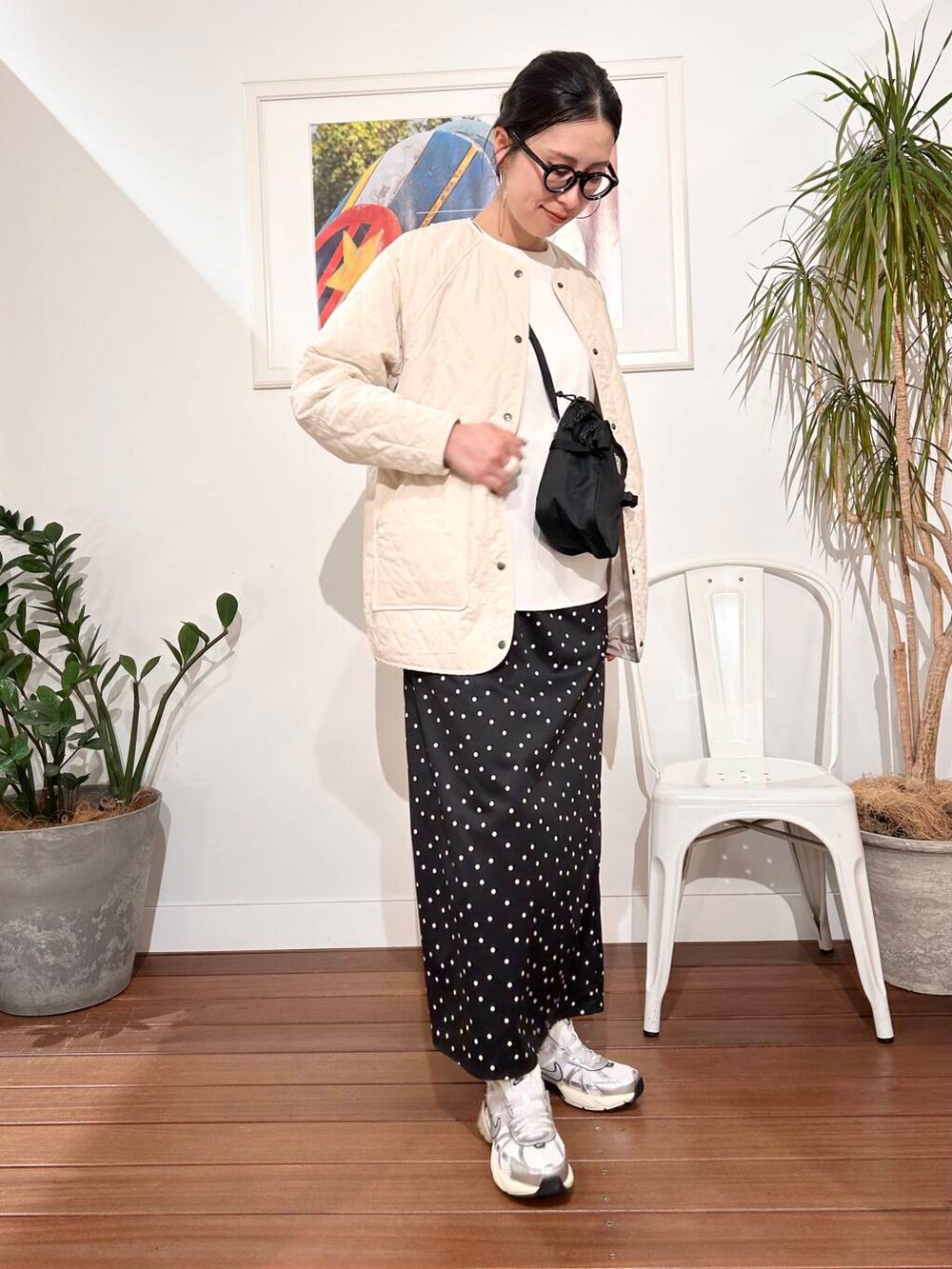 「シンプル、大人カジュアル、ママコーデ、アラフォーコーデ、楽ちん、30代コーデ、高身長、アラフォー、イエベ、骨格ナチュラル、ママの体型カバー_骨盤、ママの体型カバー、ナチュラル×イエベ春、新作スニーカーコーデ、イエベ×骨格ナチュラル」｜「URBAN RESEARCH DOORSのカポックキルトミドルジャケット（ダウンジャケット/コート、ホワイト系）」を使った、横内さん（レディース・164cm）の春コーディネートの4枚目の写真