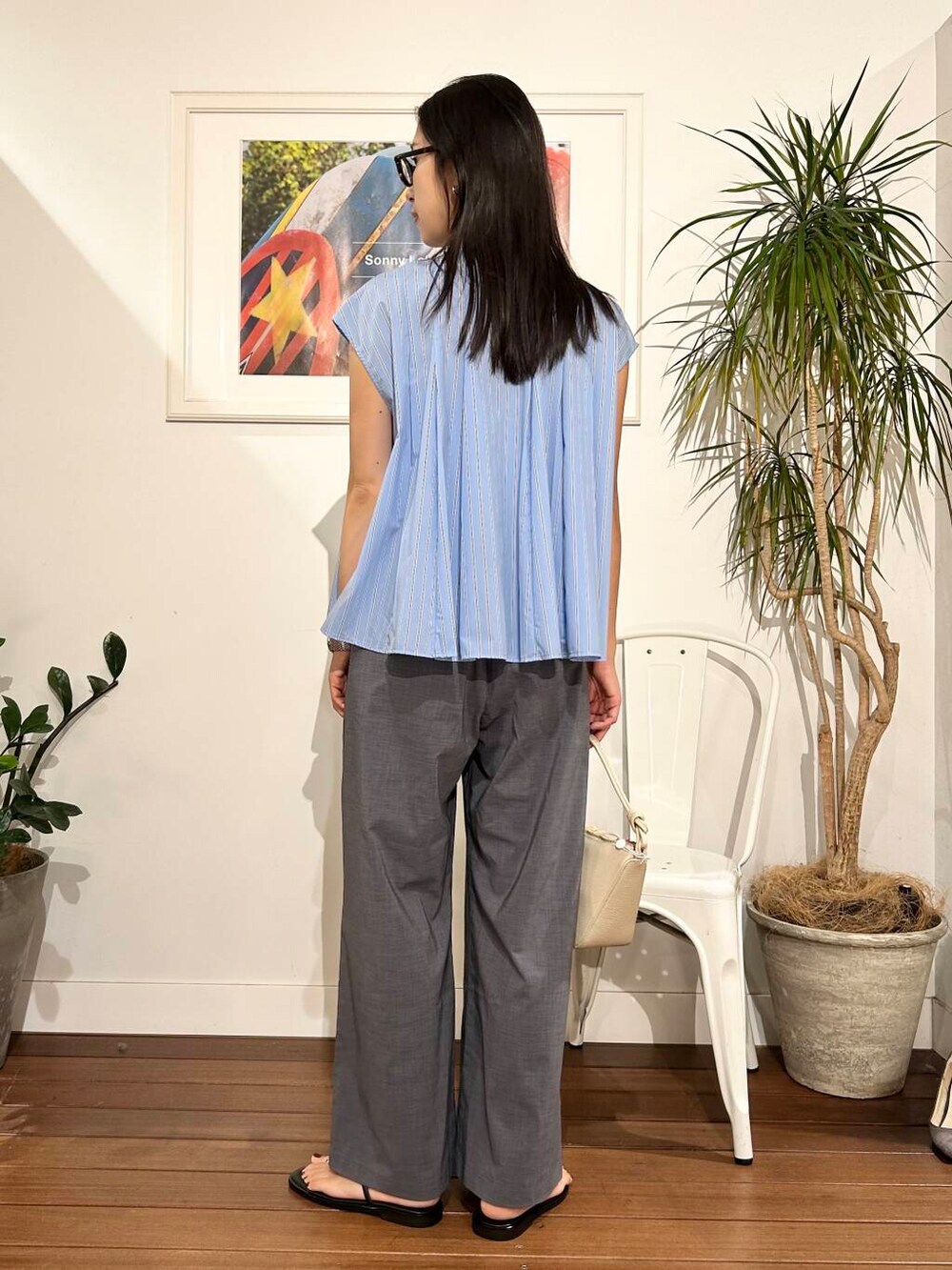 「AULENTTIのAULENTTI　2WAYショルダーバッグ（ショルダーバッグ、ホワイト系）」を使った、横内さん（レディース・164cm）の夏コーディネートの3枚目の写真