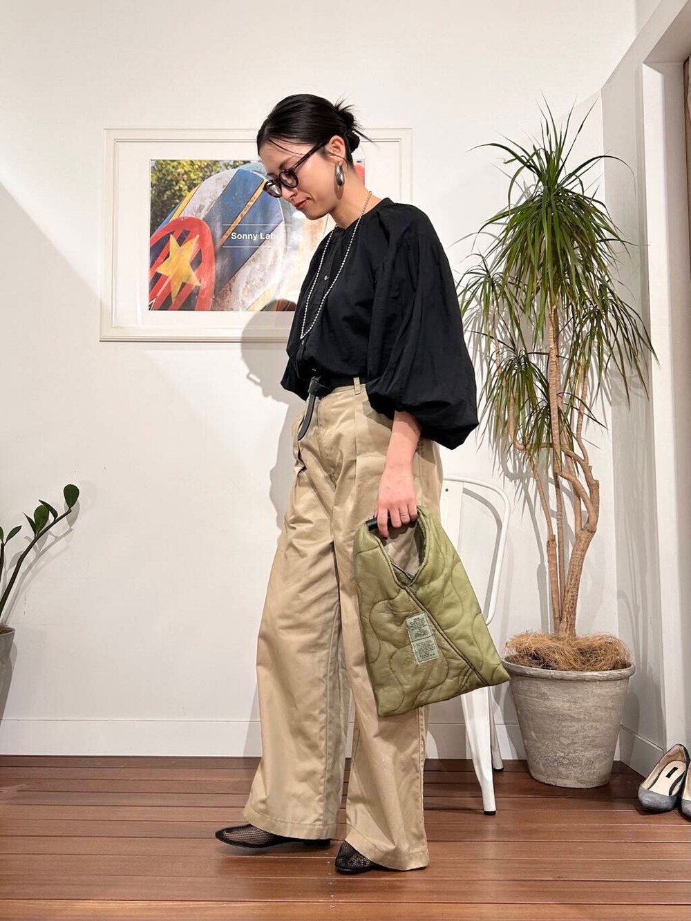 「シンプル、大人カジュアル、ママコーデ、アラフォーコーデ、楽ちん、30代コーデ、高身長、アラフォー、イエベ、骨格ナチュラル、ママの体型カバー_骨盤、ママの体型カバー、スタッフのこれ買いました、イエベ×骨格ナチュラル、ブラウスが主役の春コーデ」｜「URBAN RESEARCHの『別注』SHIOTA×URBAN RESEARCH　WIDE CINOH PANTS（その他パンツ、ベージュ系）」を使った、横内さん（レディース・164cm）の春コーディネートの5枚目の写真
