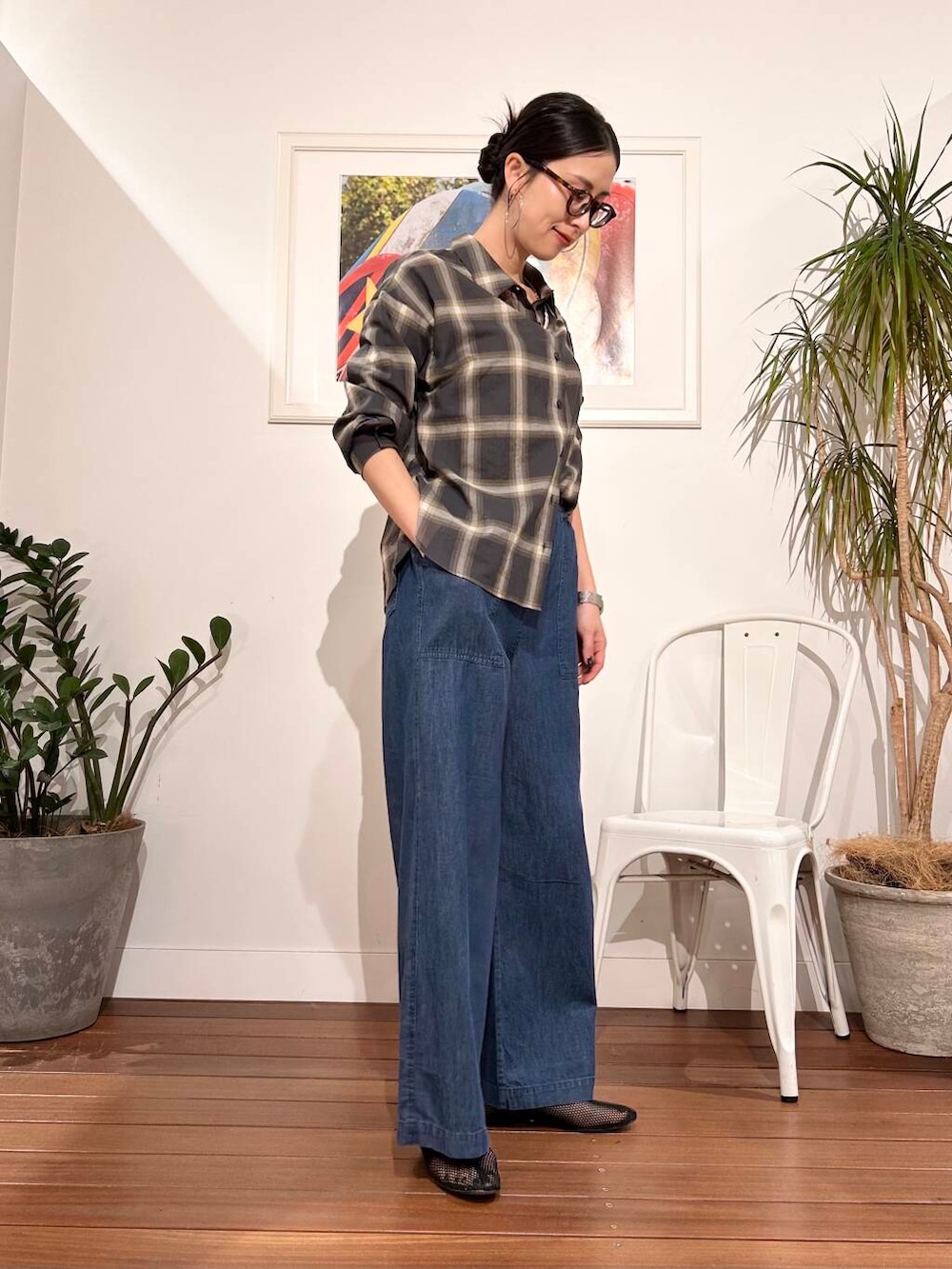 「シンプル、大人カジュアル、ママコーデ、アラフォーコーデ、楽ちん、30代コーデ、高身長、アラフォー、イエベ、春カラーコーデ、骨格ナチュラル、ママの体型カバー_骨盤、ママの体型カバー、イエベ×骨格ナチュラル」|「REMMEのREMME メッシュフラットシューズ(その他シューズ、ブラック系)」を使った、横内さん(レディース・164cm)の春コーディネートの4枚目の写真