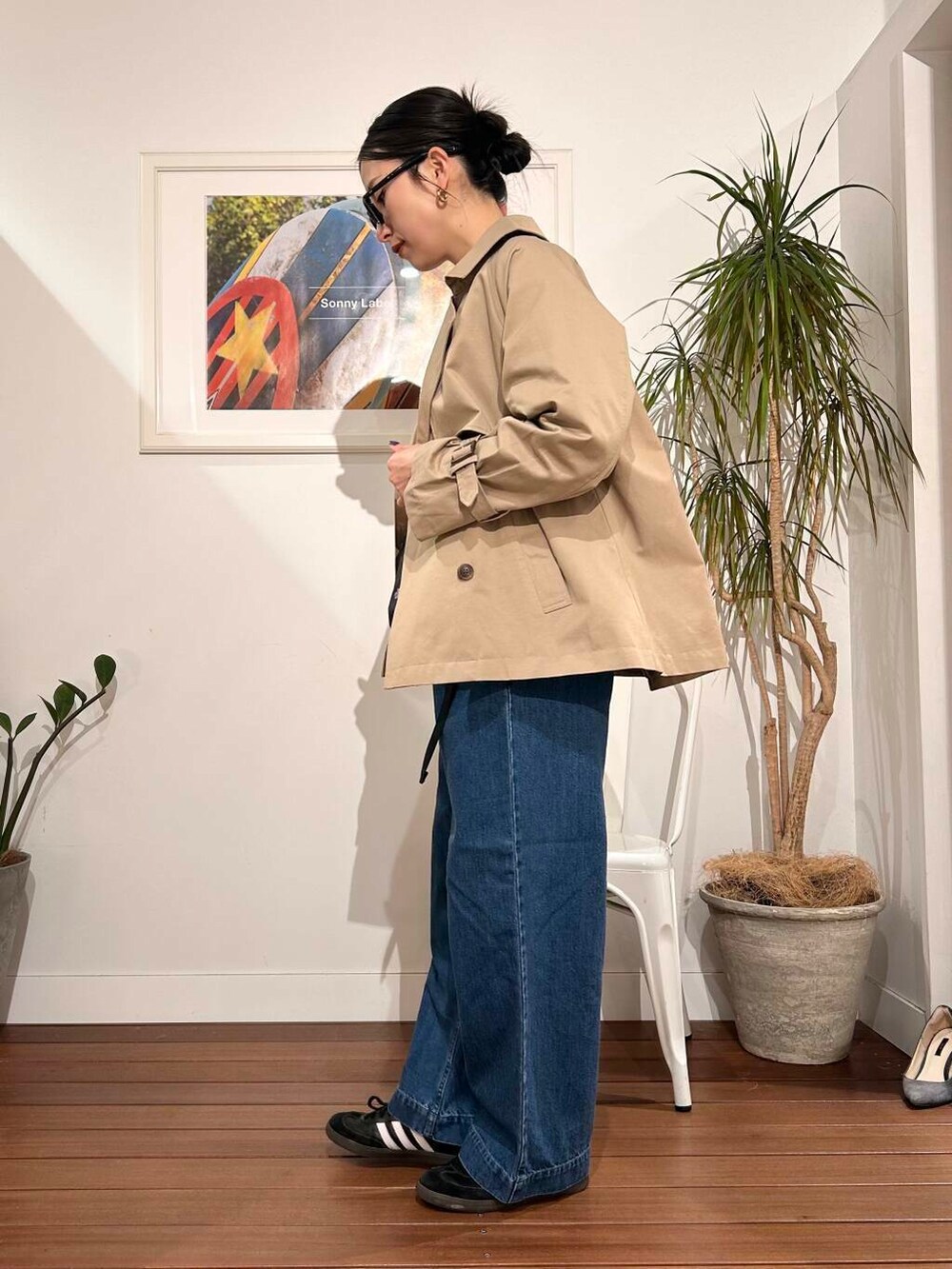 「シンプル、大人カジュアル、ママコーデ、アラフォーコーデ、楽ちん、30代コーデ、高身長、アラフォー、イエベ、骨格ナチュラル、ママの体型カバー_骨盤、ママの体型カバー、春アウターコーデ、イエベ×骨格ナチュラル」｜「URBAN RESEARCH DOORSのコットン畦Vネックニット（ニット/セーター、ホワイト系）」を使った、横内さん（レディース・164cm）の春コーディネートの6枚目の写真