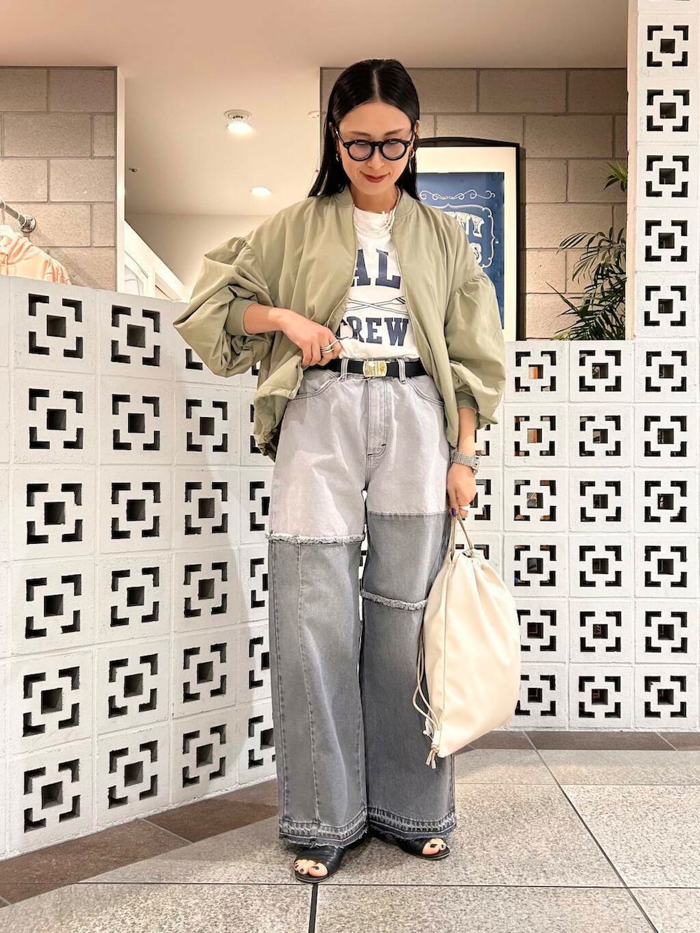 「シンプル、大人カジュアル、ママコーデ、アラフォーコーデ、楽ちん、30代コーデ、高身長、アラフォー、イエベ、骨格ナチュラル、ママの体型カバー_骨盤、ママの体型カバー、春アウターコーデ、イエベ×骨格ナチュラル」|「URBAN RESEARCH Sonny Labelのエンボスロゴナップサック(バックパック/リュック、ホワイト系)」を使った、横内さん(レディース・164cm)の春コーディネートの3枚目の写真
