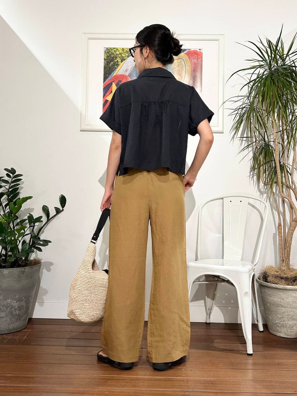 「ママコーデ、ナチュラル、夏コーデ、30代、お出かけコーデ、旅行コーデ、骨格ナチュラル、暑い、帰省コーデ、シャツが主役の夏コーデ、ナチュラル×きれいめ、私が選ぶセールアイテム25ss」|「URBAN RESEARCH Sonny LabelのVIOLAd’ORO SANDRO V-8698(ショルダーバッグ、ベージュ系)」を使った、横内さん(レディース・164cm)の夏コーディネートの3枚目の写真