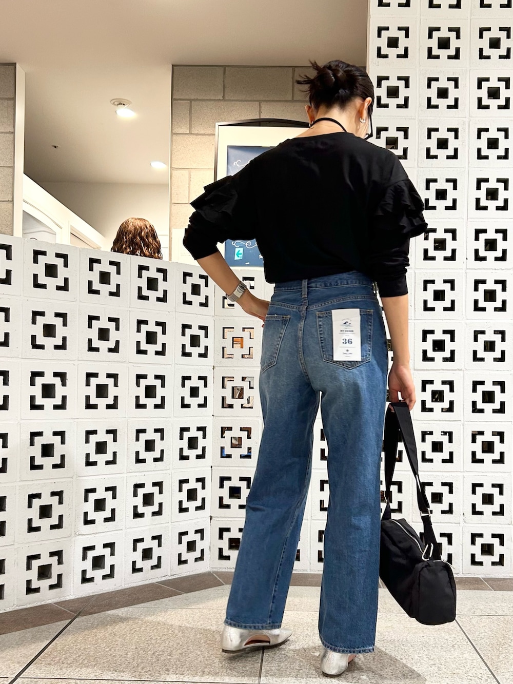 「秋服準備はじめました、シンプルコーデ、旬顔デニムコーデ、大人かわいい、秋、キレイめカジュアル、きれいめコーデ、ママファッション、秋っぽコーデ更新中」｜「URBAN RESEARCH Sonny Labelの『WEB限定』ショルダーフリルプルオーバー（Tシャツ/カットソー、ブラック系）」を使った、yokouchiさん（骨格ナチュラル・レディース・164cm）の秋コーディネートの2枚目の写真