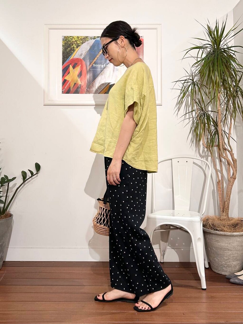 「シンプル、大人カジュアル、ママコーデ、アラフォーコーデ、30代、サンダルコーデ、楽ちん、30代コーデ、高身長、アラフォー、イエベ、骨格ナチュラル、ママの体型カバー_骨盤、ママの体型カバー、ナチュラル×高身長」|「URBAN RESEARCH DOORSのリネンレーヨンドットイージーパンツ(その他パンツ、ブラック系)」を使った、横内さん(レディース・164cm)の夏コーディネートの4枚目の写真
