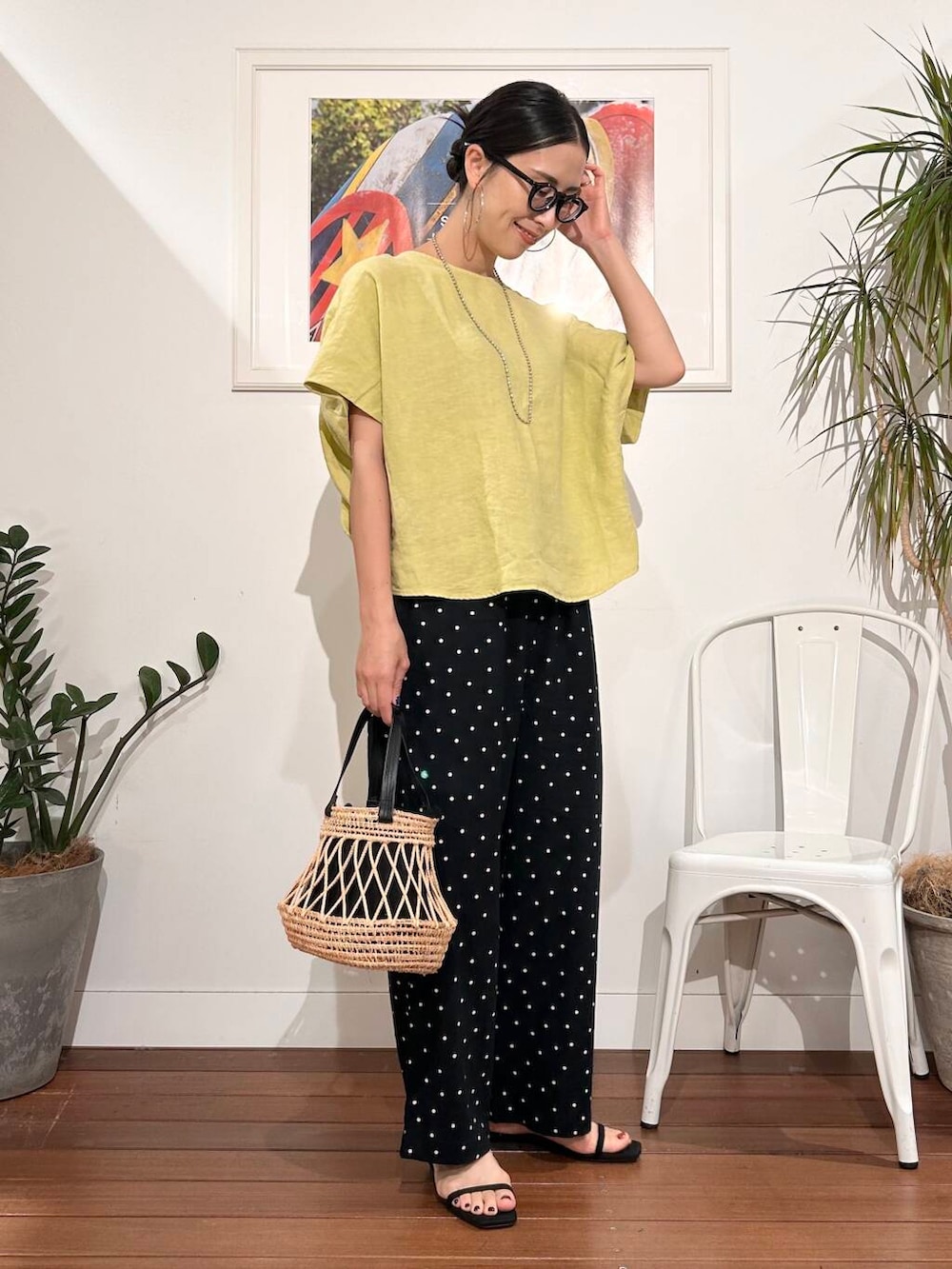 「シンプル、大人カジュアル、ママコーデ、アラフォーコーデ、30代、サンダルコーデ、楽ちん、30代コーデ、高身長、アラフォー、イエベ、骨格ナチュラル、ママの体型カバー_骨盤、ママの体型カバー、ナチュラル×高身長」|「URBAN RESEARCH DOORSのリネンレーヨンドットイージーパンツ(その他パンツ、ブラック系)」を使った、横内さん(レディース・164cm)の夏コーディネートの3枚目の写真