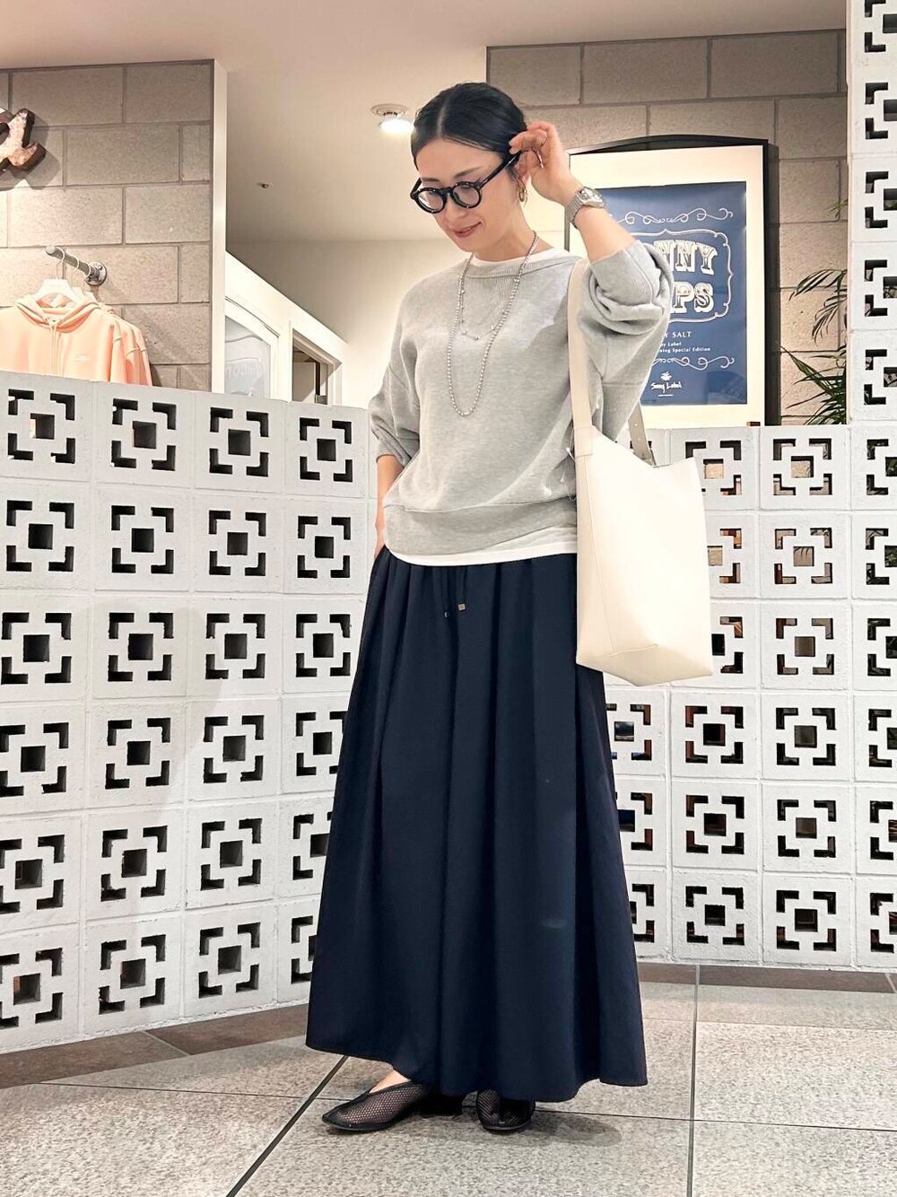 「シンプル、大人カジュアル、ママコーデ、アラフォーコーデ、楽ちん、30代コーデ、高身長、アラフォー、イエベ、春カラーコーデ、骨格ナチュラル、ママの体型カバー_骨盤、ママの体型カバー、イエベ×骨格ナチュラル」|「URBAN RESEARCH DOORSのリネン混シアーロングTシャツ(Tシャツ/カットソー、ホワイト系)」を使った、横内さん(レディース・164cm)の春コーディネートの3枚目の写真