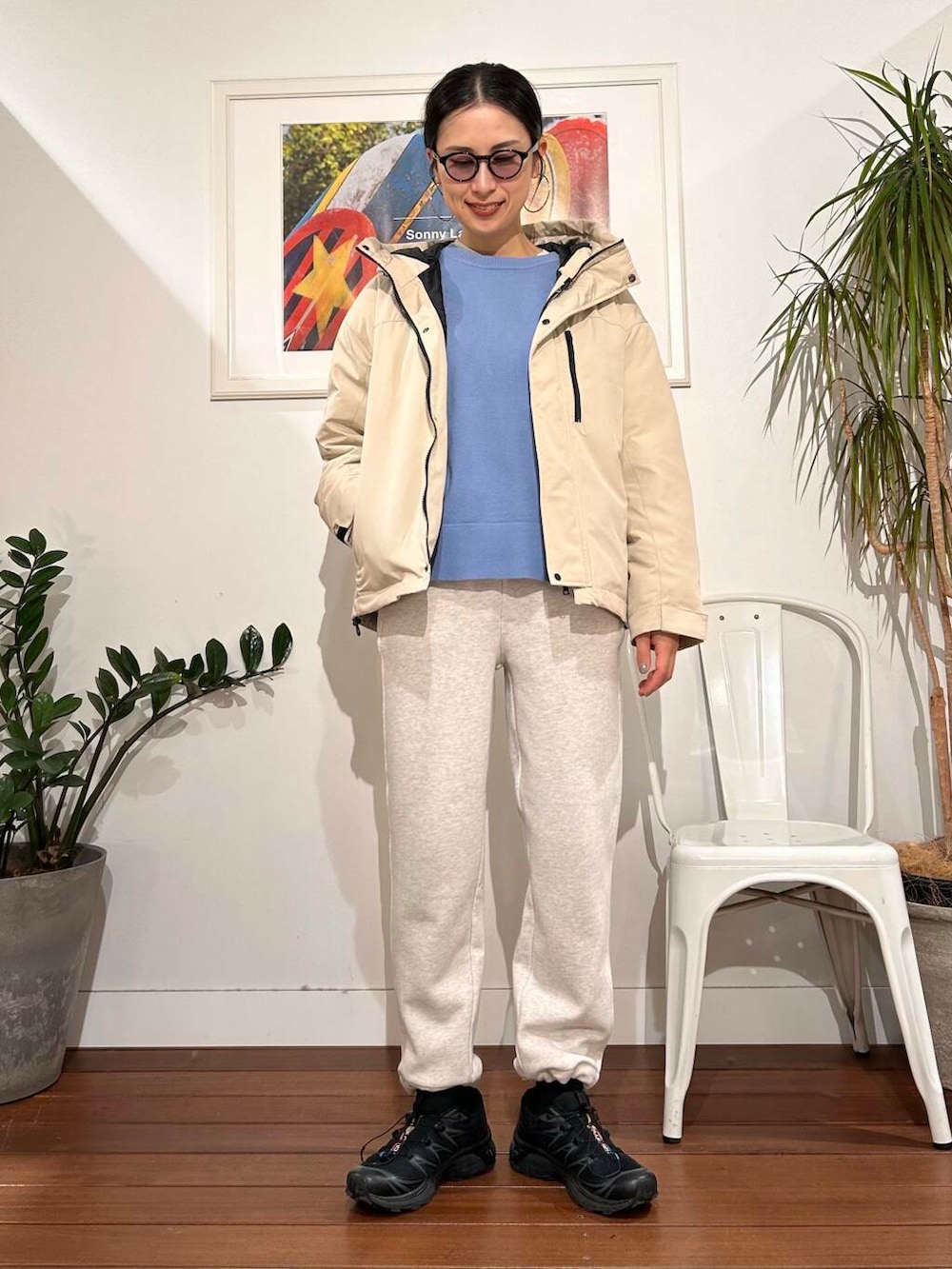 ベージュ系のダウンジャケット/コート、ブルー系のニット/セーター、ベージュ系のその他パンツを着用したレディースの秋コーディネートの3枚目の写真