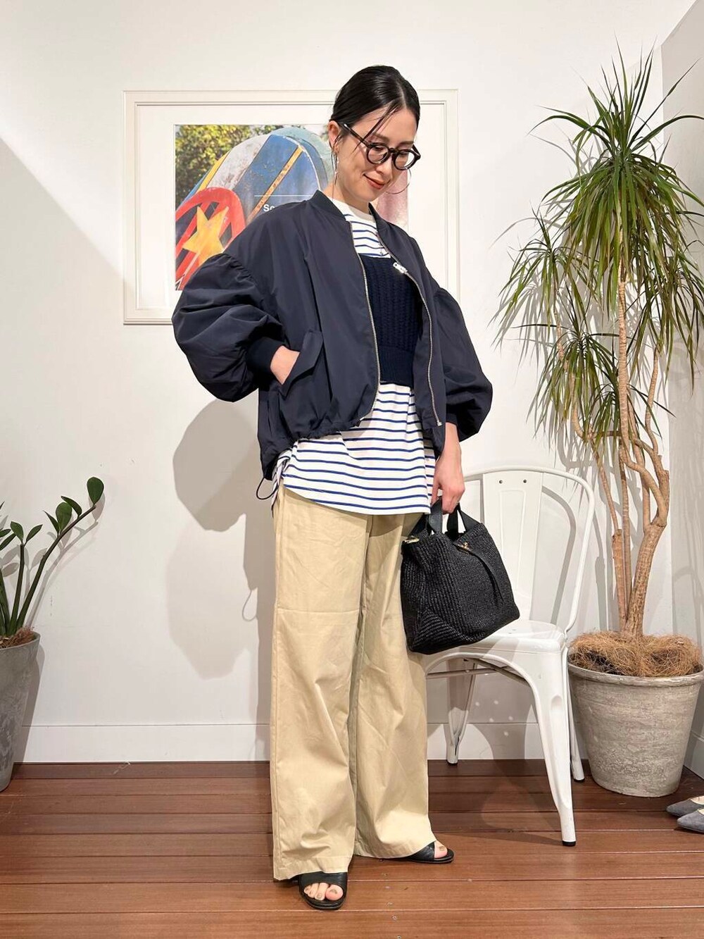 「シンプル、大人カジュアル、ママコーデ、アラフォーコーデ、楽ちん、30代コーデ、高身長、アラフォー、イエベ、骨格ナチュラル、ママの体型カバー_骨盤、ママの体型カバー、即戦力シャツコーデ、イエベ×骨格ナチュラル、春のジャケットコーデ」|「URBAN RESEARCH Sonny Labelの『UR TECH』ボリュームスリーブブルゾン(ブルゾン、ブルー系)」を使った、横内さん(レディース・164cm)の春コーディネートの6枚目の写真