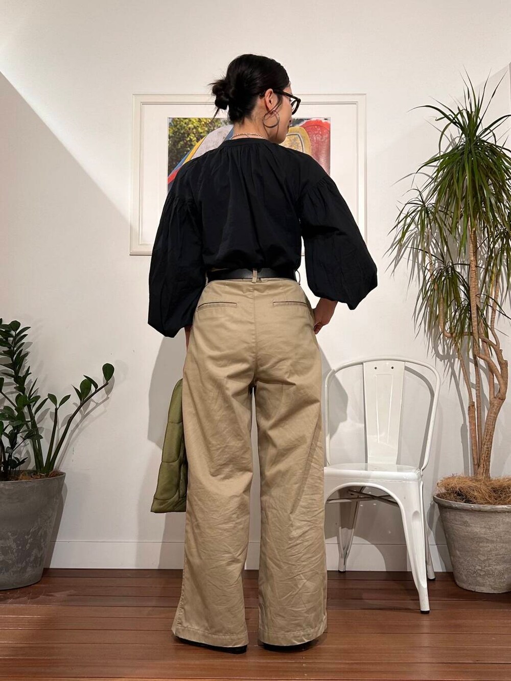 「シンプル、大人カジュアル、ママコーデ、アラフォーコーデ、楽ちん、30代コーデ、高身長、アラフォー、イエベ、骨格ナチュラル、ママの体型カバー_骨盤、ママの体型カバー、スタッフのこれ買いました、イエベ×骨格ナチュラル、ブラウスが主役の春コーデ」｜「URBAN RESEARCHの『別注』SHIOTA×URBAN RESEARCH　WIDE CINOH PANTS（その他パンツ、ベージュ系）」を使った、横内さん（レディース・164cm）の春コーディネートの6枚目の写真
