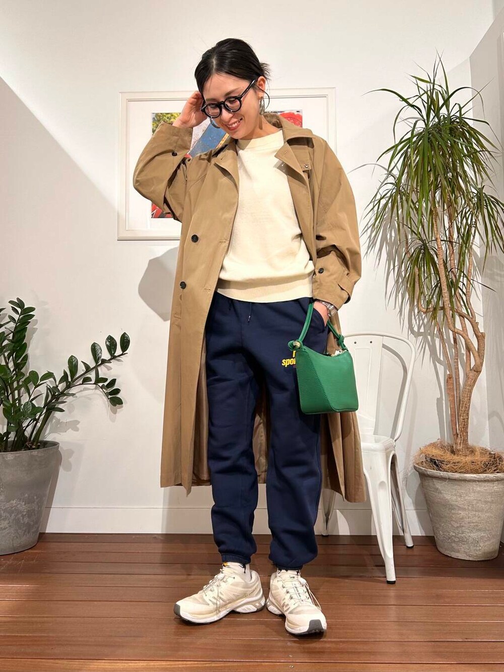 「シンプル、大人カジュアル、ママコーデ、スウェット、春アウター、アラフォーコーデ、楽ちん、30代コーデ、高身長、スウェットコーデ、スウェットパンツ、アラフォー、イエベ、骨格ナチュラル、ママの体型カバー_骨盤」｜「URBAN RESEARCH DOORSの『UR TECH 200日ニット』スウェットライクプルオーバー（ニット/セーター、ホワイト系）」を使った、横内さん（レディース・164cm）の冬コーディネートの4枚目の写真