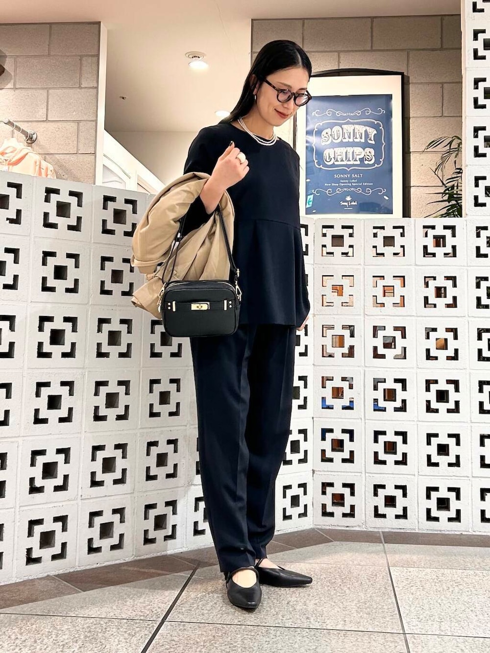 「シンプル、大人カジュアル、ママコーデ、セレモニースタイル、アラフォーコーデ、楽ちん、30代コーデ、高身長、アラフォー、イエベ、骨格ナチュラル、ママの体型カバー_骨盤、ママの体型カバー、ナチュラル×イエベ春、春アウターコーデ」|「URBAN RESEARCH DOORSのペプラムトップスセットアップ(セットアップ、ブルー系)」を使った、横内さん(レディース・164cm)の春コーディネートの8枚目の写真