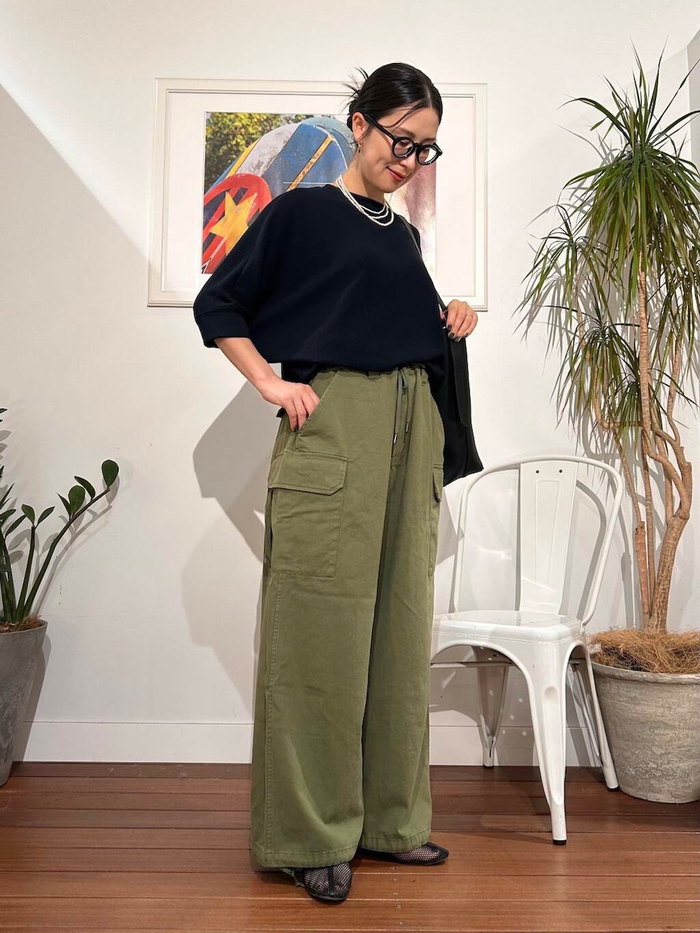 「シンプル、大人カジュアル、ママコーデ、アラフォーコーデ、楽ちん、30代コーデ、高身長、アラフォー、イエベ、春カラーコーデ、骨格ナチュラル、ママの体型カバー_骨盤、ママの体型カバー、イエベ×骨格ナチュラル」|「URBAN RESEARCH DOORSのタックフライスワイドTシャツ(Tシャツ/カットソー、ブルー系)」を使った、横内さん(レディース・164cm)の春コーディネートの2枚目の写真