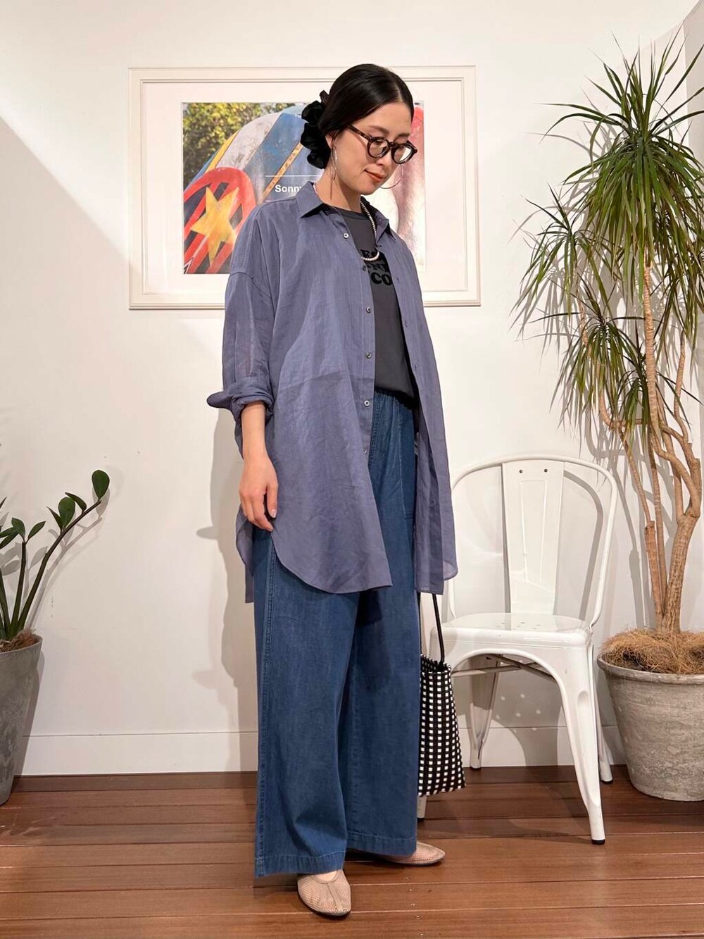 「シンプル、大人カジュアル、ママコーデ、アラフォーコーデ、30代、楽ちん、30代コーデ、高身長、アラフォー、紫外線対策、イエベ、骨格ナチュラル、ママの体型カバー_骨盤、ママの体型カバー、イエベ×骨格ナチュラル」｜「URBAN RESEARCH DOORSのラミーコットンビックシャツ（シャツ/ブラウス、ブルー系）」を使った、横内さん（レディース・164cm）の春コーディネートの3枚目の写真