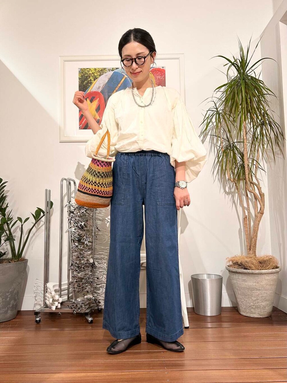「シンプル、大人カジュアル、ママコーデ、アラフォーコーデ、楽ちん、30代コーデ、高身長、アラフォー、イエベ、ママの体型カバー_骨盤、ママの体型カバー、イエベ×骨格ナチュラル、ブラウスが主役の春コーデ」｜「REMMEのREMME　メッシュフラットシューズ（その他シューズ、ブラック系）」を使った、横内さん（レディース・164cm）の春コーディネートの3枚目の写真