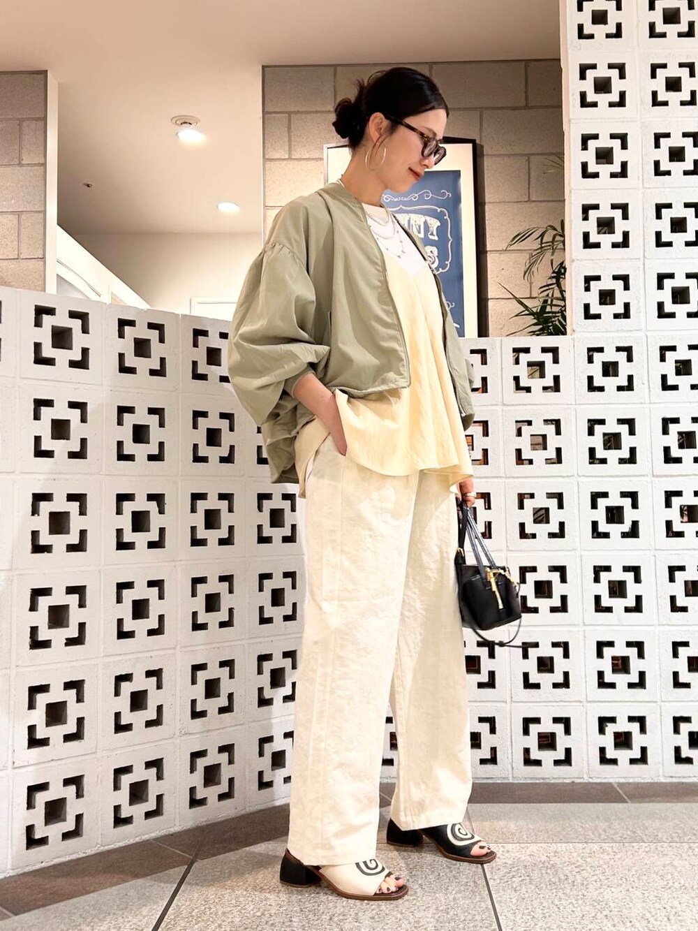 「シンプル、大人カジュアル、ママコーデ、アラフォーコーデ、楽ちん、30代コーデ、高身長、アラフォー、イエベ、骨格ナチュラル、ママの体型カバー_骨盤、ママの体型カバー、春アウターコーデ、イエベ×骨格ナチュラル」|「VIOLAd'OROのVIOLAd’ORO VOGUE V-1566(ハンドバッグ、ブラック系)」を使った、横内さん(レディース・164cm)の春コーディネートの5枚目の写真