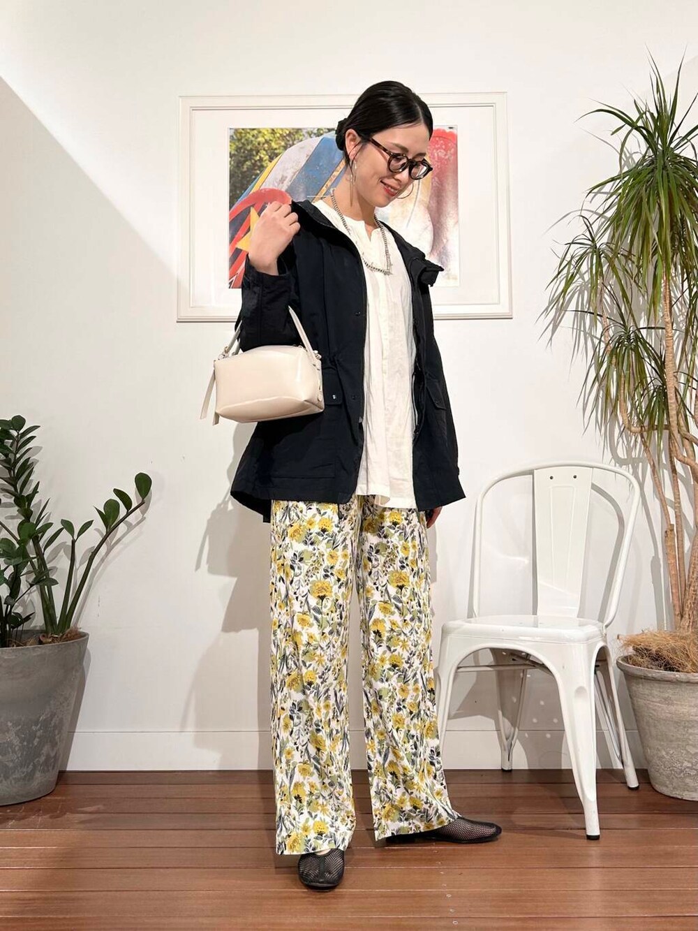 「シンプル、大人カジュアル、ママコーデ、アラフォーコーデ、楽ちん、30代コーデ、高身長、アラフォー、イエベ、骨格ナチュラル、ママの体型カバー_骨盤、ママの体型カバー、春アウターコーデ、イエベ×骨格ナチュラル」|「URBAN RESEARCH DOORSのナイロンマウンテンパーカー(マウンテンパーカー、ブラック系)」を使った、横内さん(レディース・164cm)の春コーディネートの2枚目の写真