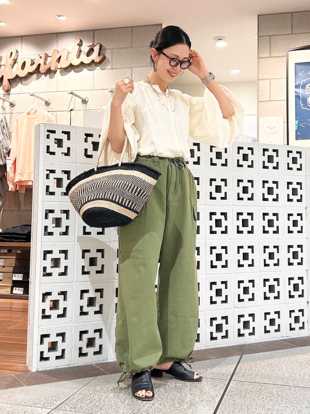 「シンプル、大人カジュアル、ママコーデ、アラフォーコーデ、楽ちん、30代コーデ、高身長、アラフォー、イエベ、骨格ナチュラル、ママの体型カバー_骨盤、ママの体型カバー、イエベ×骨格ナチュラル、ブラウスが主役の春コーデ」｜「URBAN RESEARCH Sonny Labelのエアリーコットンボイルギャザーブラウス（シャツ/ブラウス、ホワイト系）」を使った、横内さん（レディース・164cm）の春コーディネートの3枚目の写真