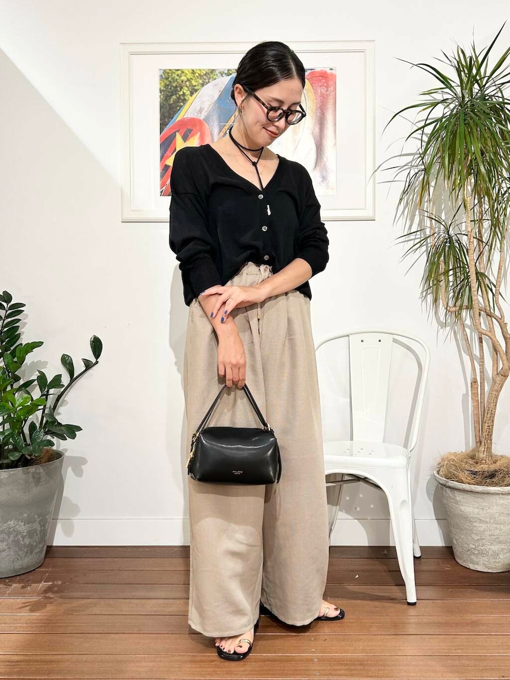 「ママコーデ、アラフォーコーデ、30代、40代、旅行コーデ、アラフォー、骨格ナチュラル、暑い、ナチュラル×高身長、夏の快適通勤コーデ、ナチュラル×きれいめ」｜「VIOLAd'OROのVIOLAd’ORO　VOGUE V-1566（ハンドバッグ、ブラック系）」を使った、横内さん（レディース・164cm）の夏コーディネートの5枚目の写真