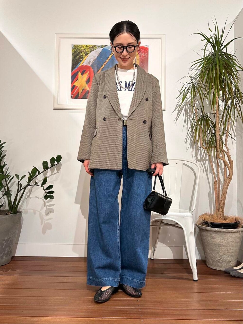 「シンプル、大人カジュアル、ママコーデ、アラフォーコーデ、楽ちん、30代コーデ、高身長、アラフォー、イエベ、骨格ナチュラル、ママの体型カバー_骨盤、ママの体型カバー、ナチュラル×イエベ春、春のジャケットスタイル、イエベ×骨格ナチュラル」|「VIOLAd'OROのVIOLAd’ORO ADRIA V-1326(財布、ブラック系)」を使った、横内さん(レディース・164cm)の春コーディネートの6枚目の写真