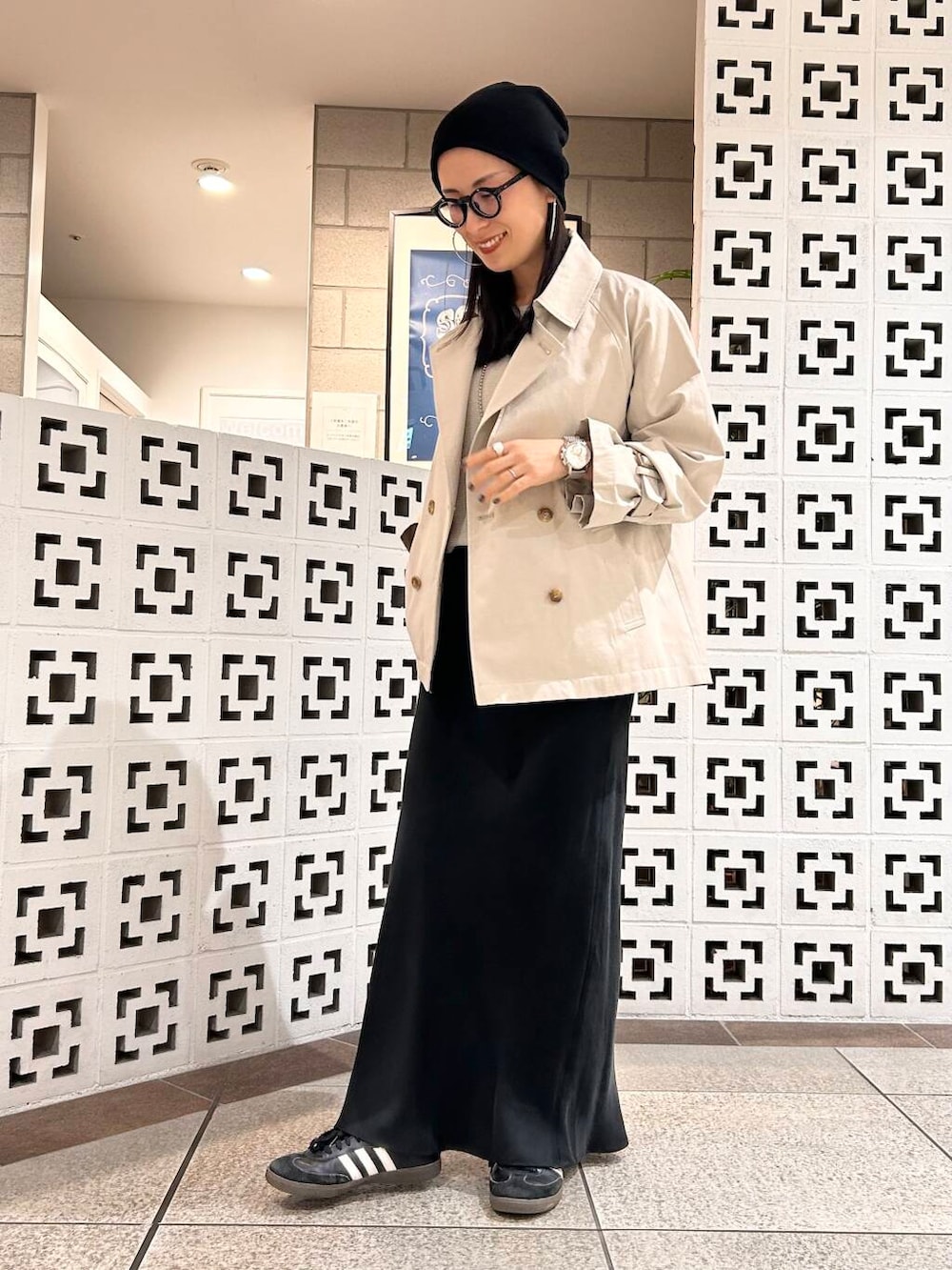 「シンプル、大人カジュアル、ママコーデ、アラフォーコーデ、楽ちん、30代コーデ、高身長、アラフォー、イエベ、骨格ナチュラル、ママの体型カバー_骨盤、ママの体型カバー、イエベ×骨格ナチュラル、春のジャケットコーデ」｜「URBAN RESEARCH Sonny Labelのワンハンドルバケツショルダーバッグ（ショルダーバッグ、ブラック系）」を使った、横内さん（レディース・164cm）の春コーディネートの3枚目の写真