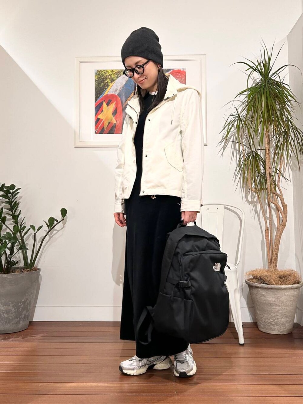 「シンプル、大人カジュアル、ママコーデ、アラフォーコーデ、楽ちん、30代コーデ、高身長、アラフォー、イエベ、ママの体型カバー_骨盤、ママの体型カバー、春アウターコーデ、イエベ×骨格ナチュラル」｜「THE NORTH FACEのTHE NORTH FACE　Boulder Daypack（バックパック/リュック、ブラック系）」を使った、横内さん（レディース・164cm）の春コーディネートの7枚目の写真