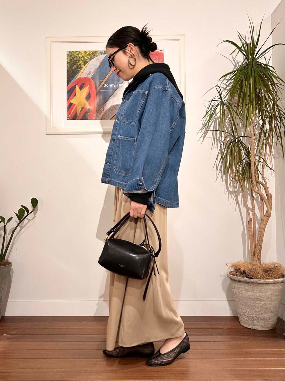 「シンプル、大人カジュアル、ママコーデ、アラフォーコーデ、楽ちん、30代コーデ、高身長、アラフォー、イエベ、骨格ナチュラル、ママの体型カバー_骨盤、ママの体型カバー、イエベ×骨格ナチュラル、春のジャケットコーデ」|「VIOLAd'OROのVIOLAd’ORO VOGUE V-1566(ハンドバッグ、ブラック系)」を使った、横内さん(レディース・164cm)の春コーディネートの4枚目の写真