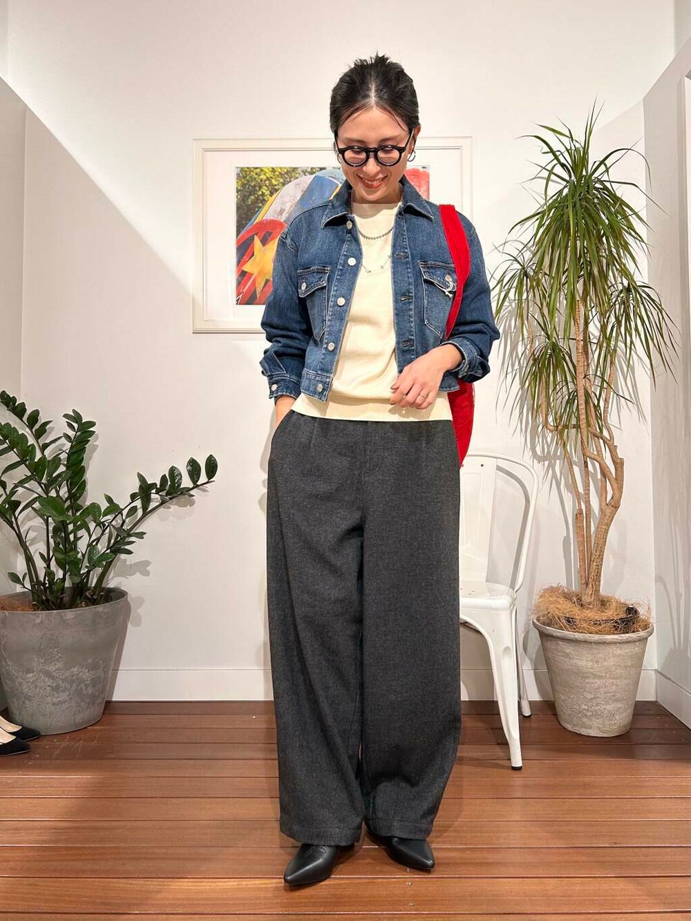 「シンプル、大人カジュアル、デニム、ママコーデ、シンプルコーデ、アラフォーコーデ、デニムシャツ、楽ちん、30代コーデ、高身長、アラフォー、イエベ、骨格ナチュラル、ママの体型カバー_骨盤、ママの体型カバー」｜「REMMEのREMME　ウエスタンミュール（その他シューズ、ブラック系）」を使った、横内さん（レディース・164cm）の冬コーディネートの5枚目の写真